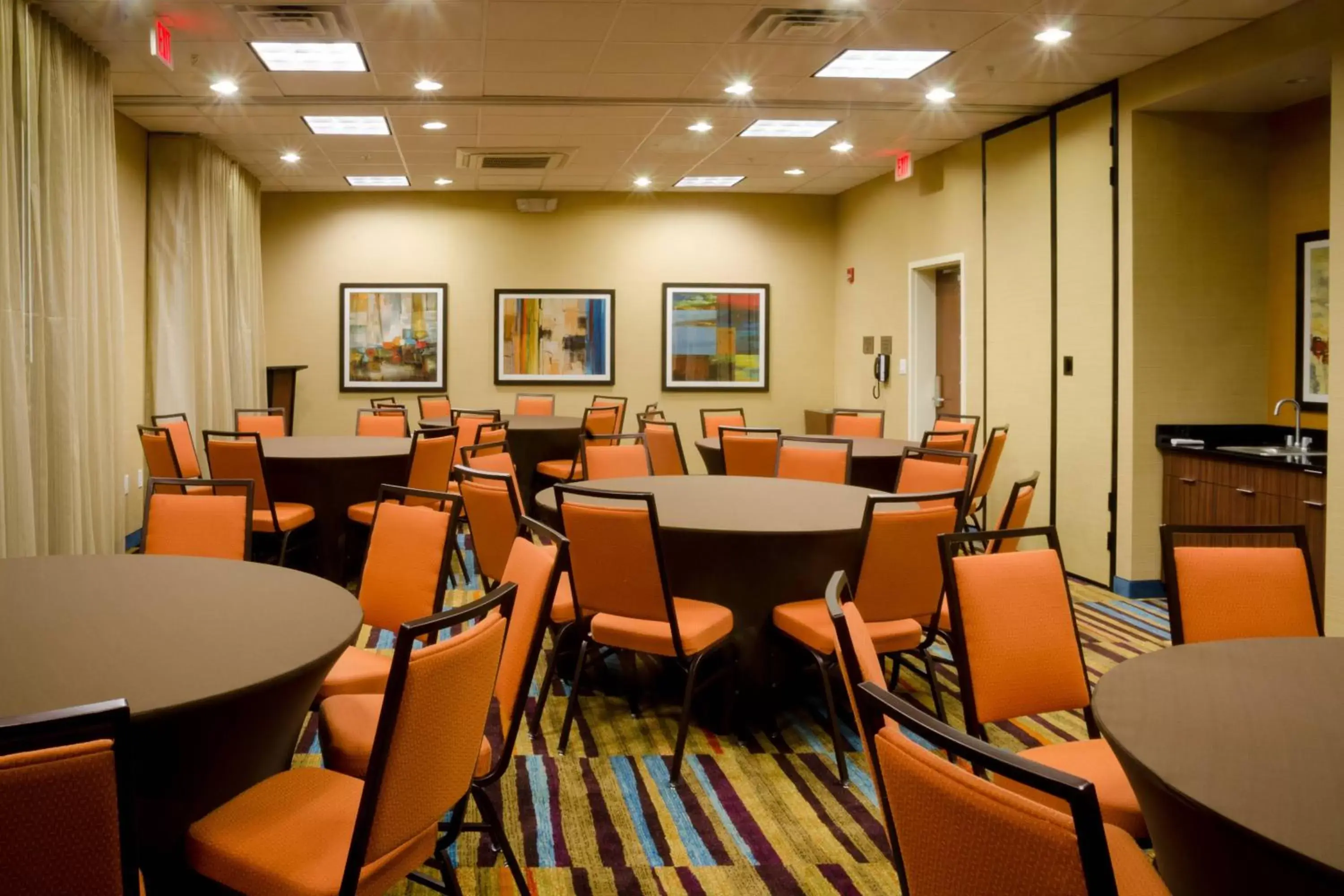 Meeting/conference room, Restaurant/Places to Eat in Fairfield Inn & Suites by Marriott Fayetteville North