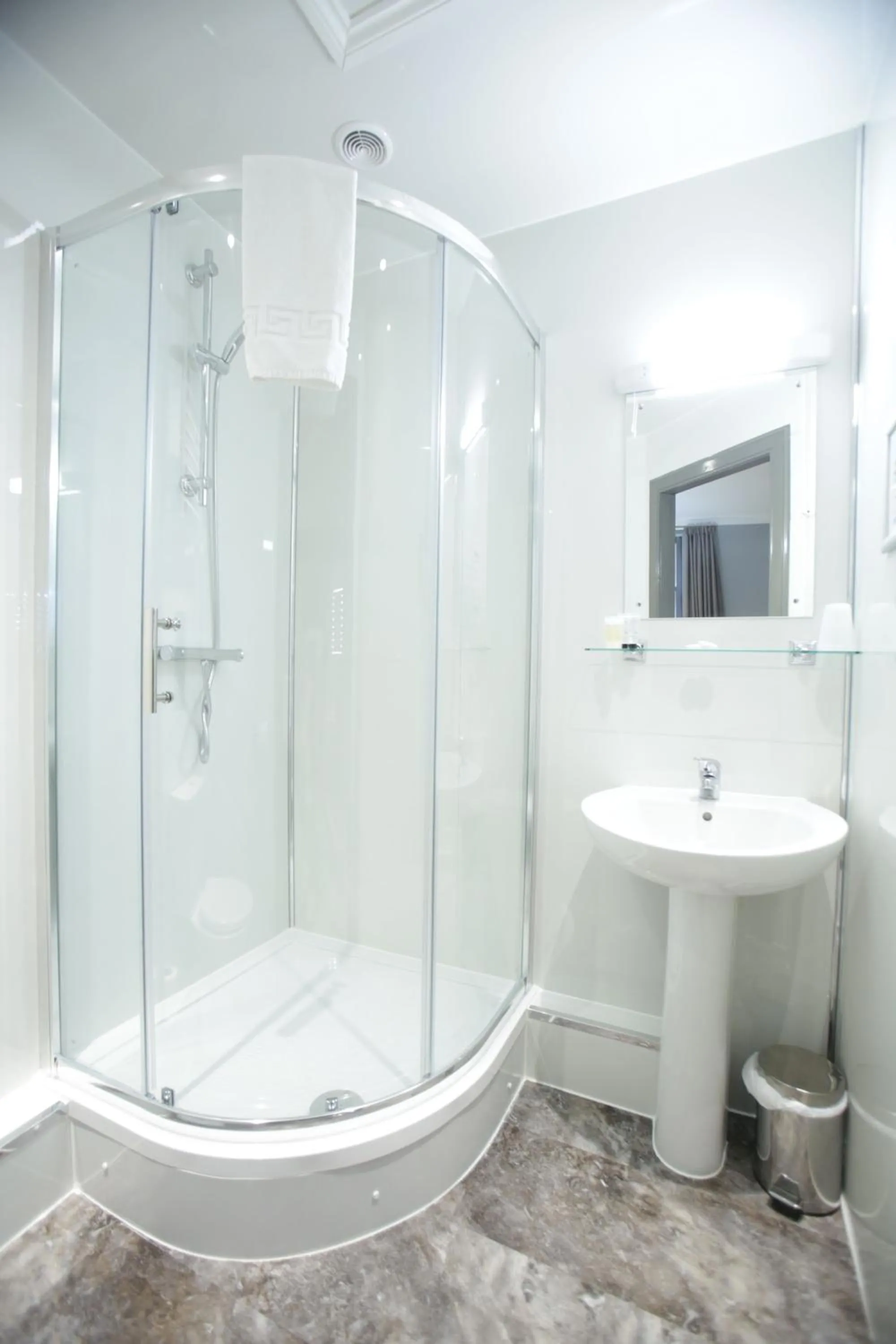 Bathroom in Devoncove Hotel Glasgow