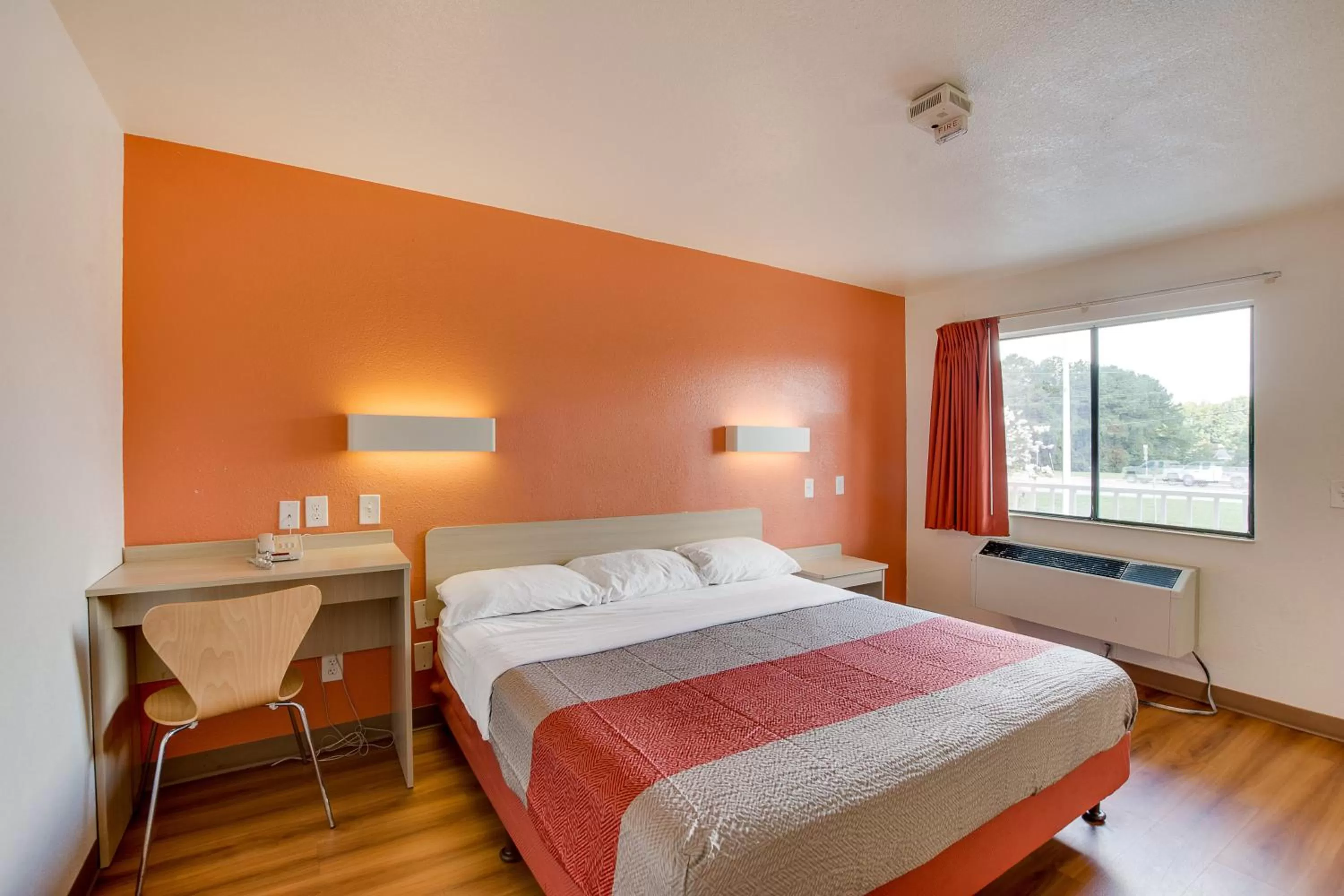 Bedroom, Bed in Motel 6-Columbus, OH - West