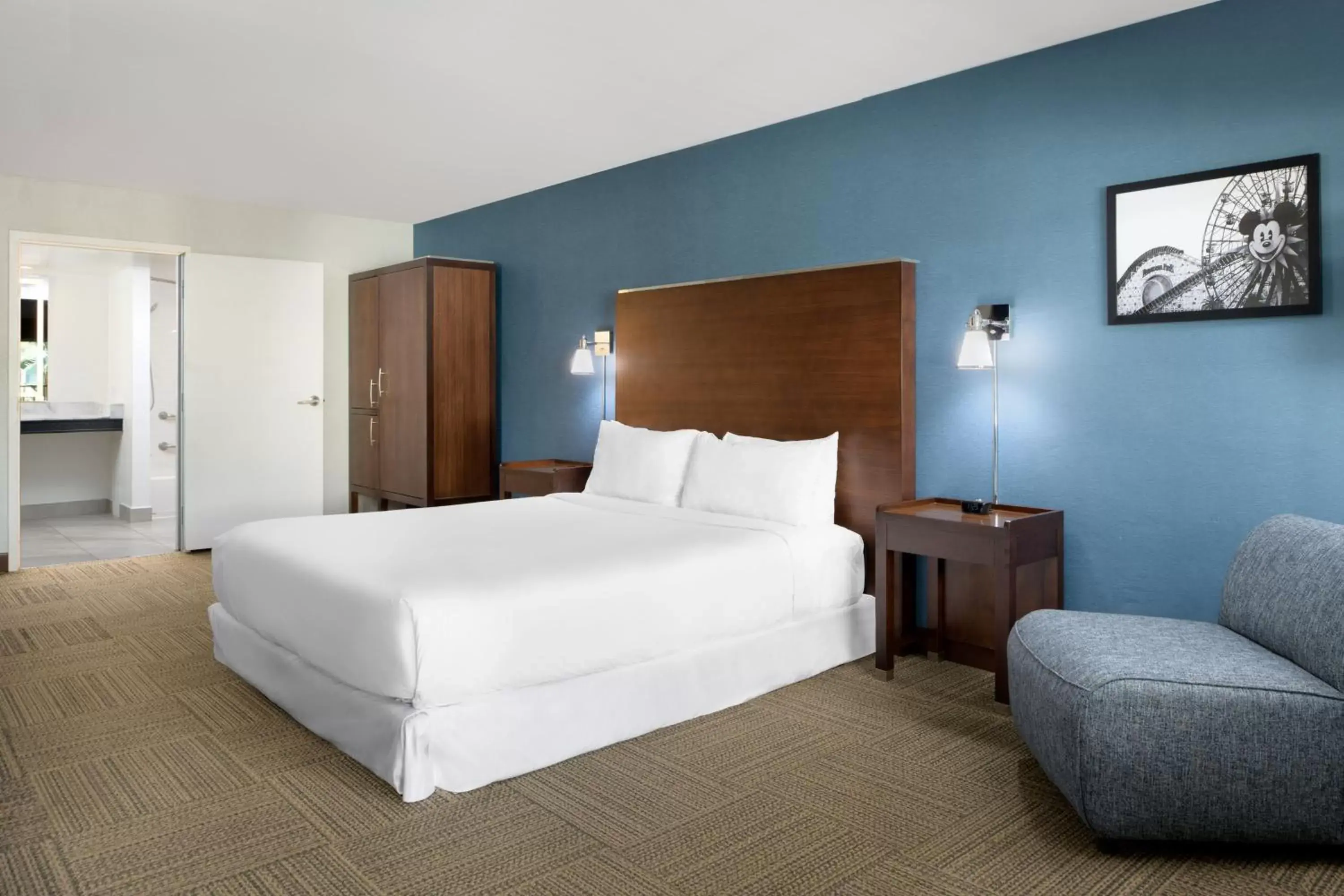 Photo of the whole room, Bed in Four Points by Sheraton Anaheim