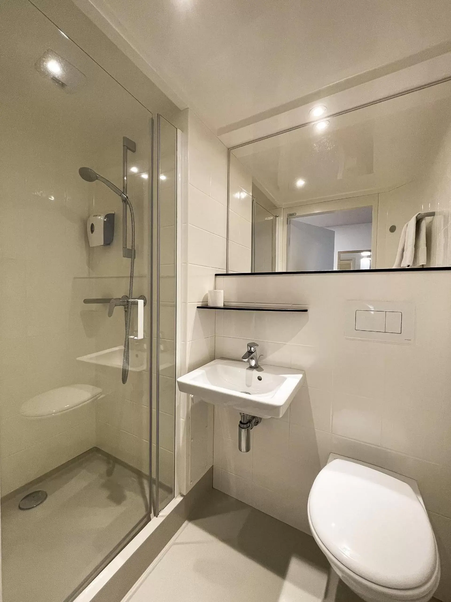 Bathroom in Hotel du Parc - Chantepie