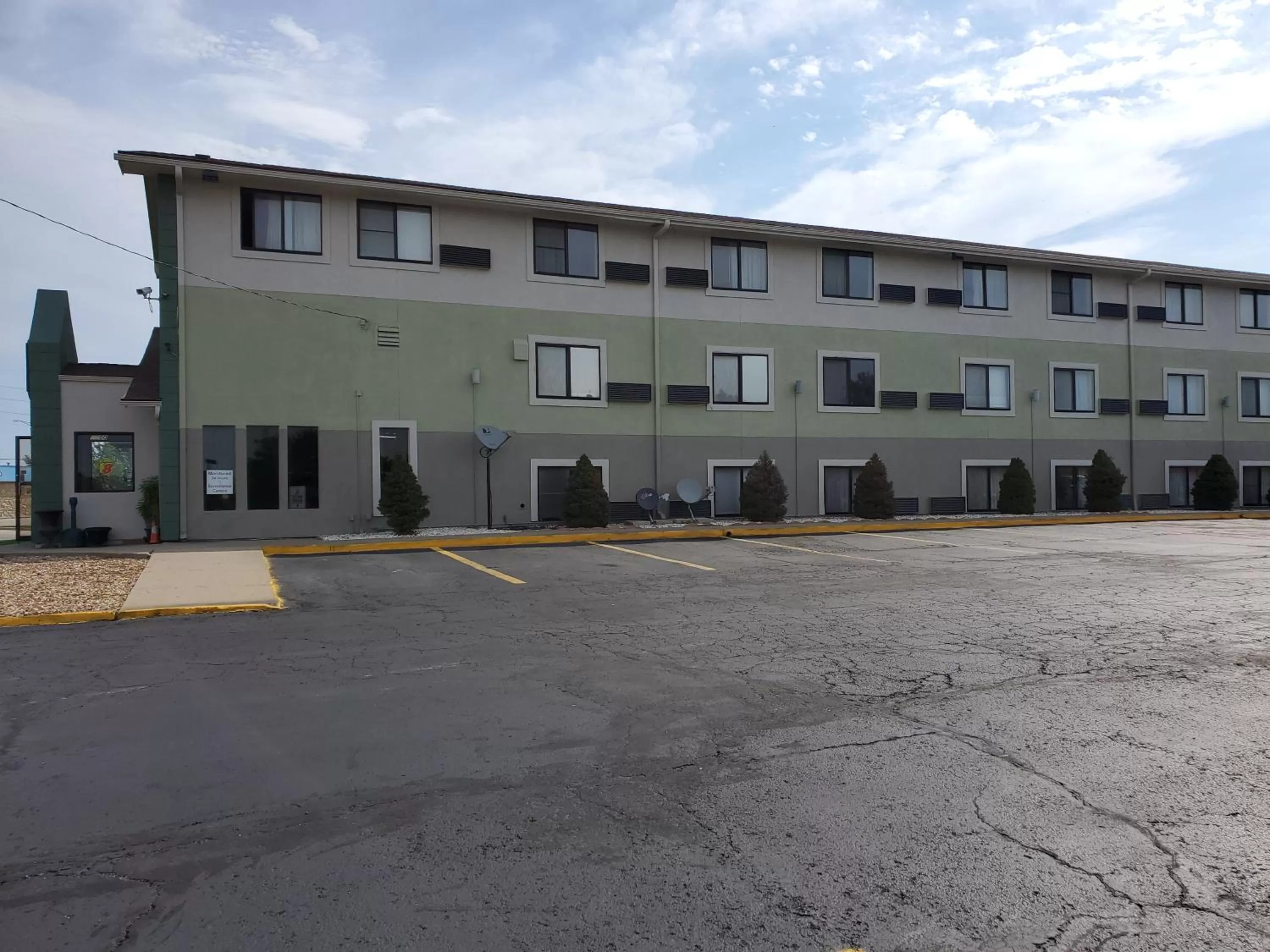 Property building in Super 8 by Wyndham Kansas City at Barry Road/Airport