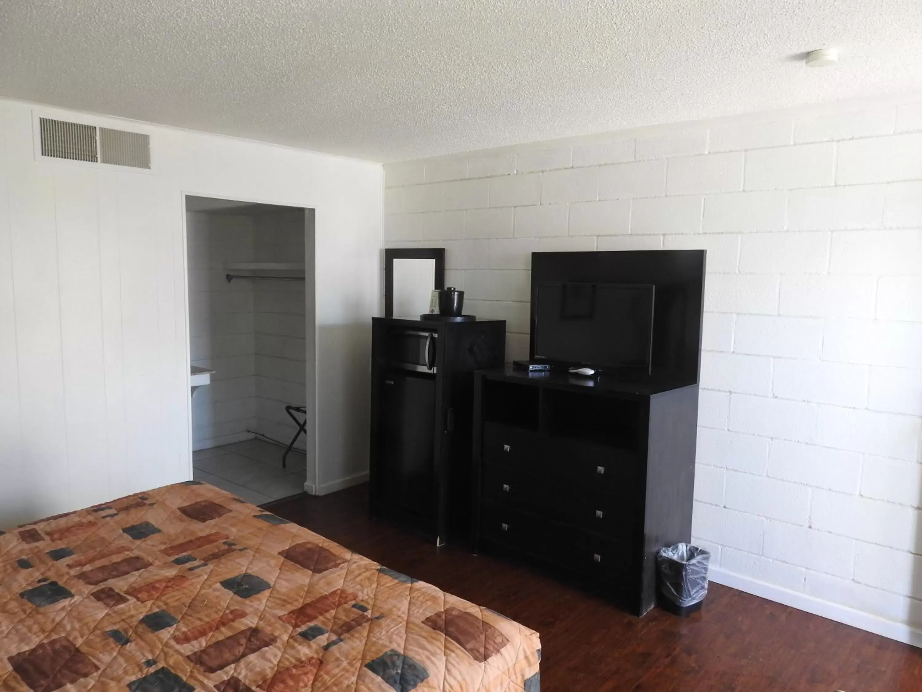 minibar, TV/Entertainment Center in Economy Inn