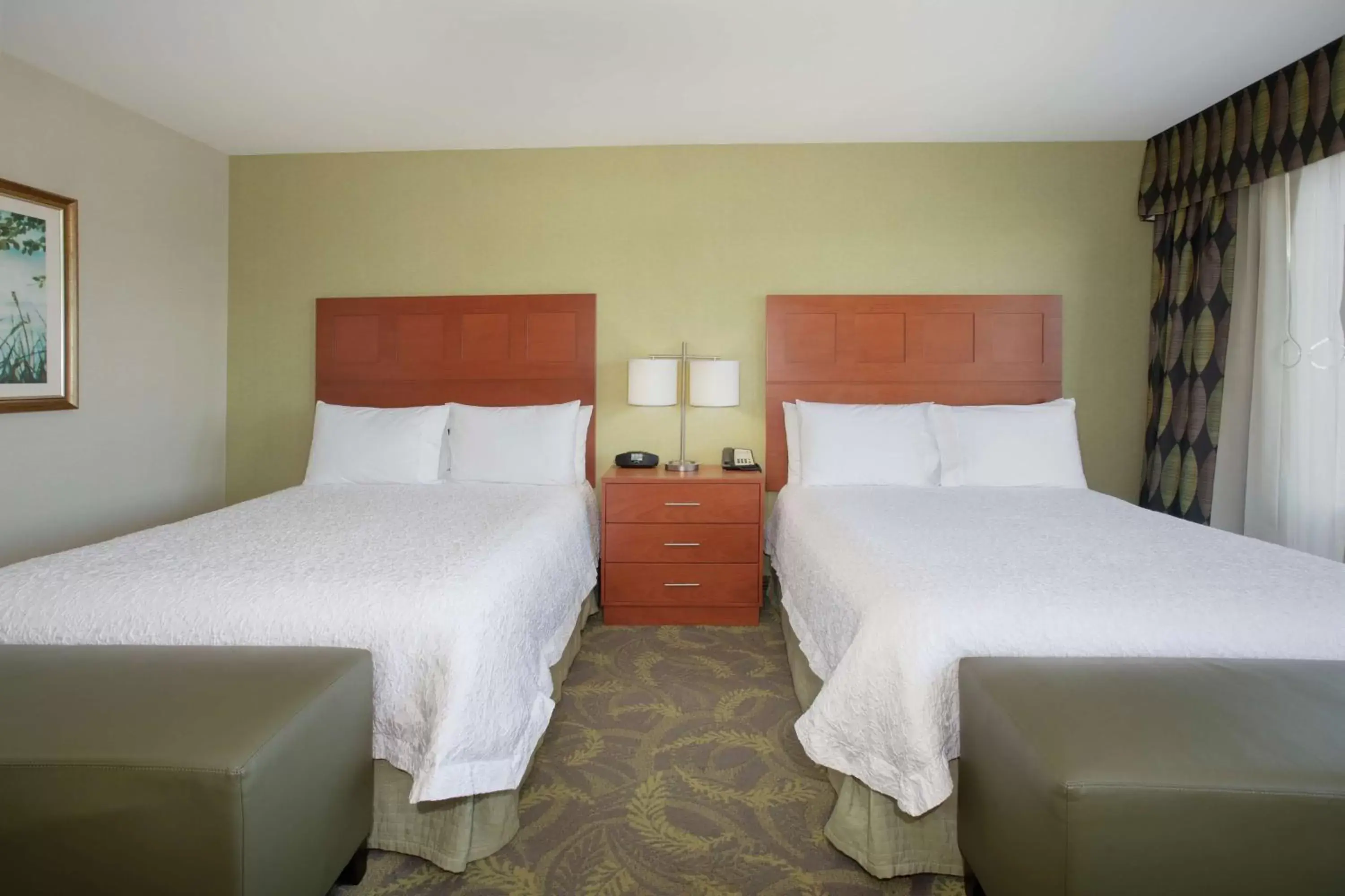 Bed in Hampton Inn & Suites Astoria
