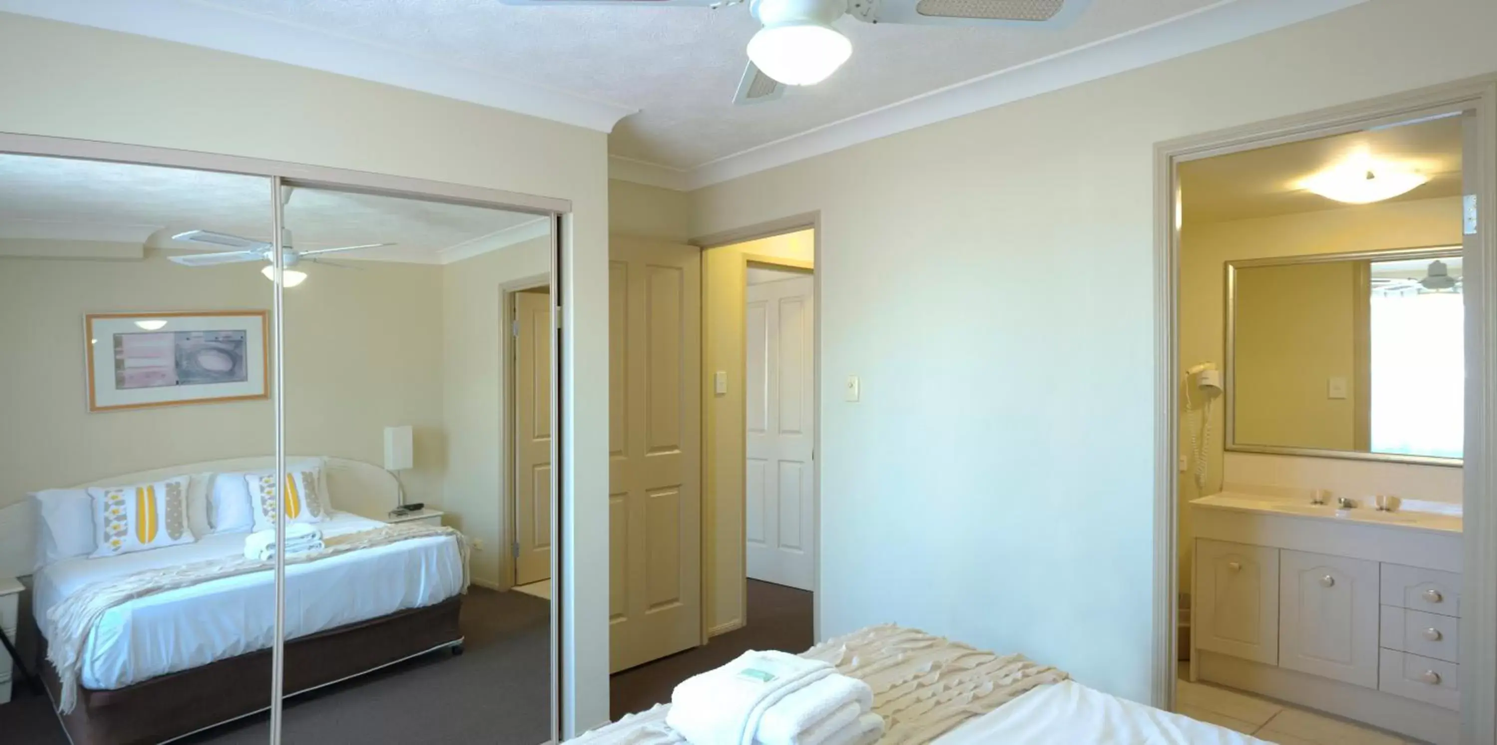 Bathroom, Bed in Bila Vista Holiday Apartments