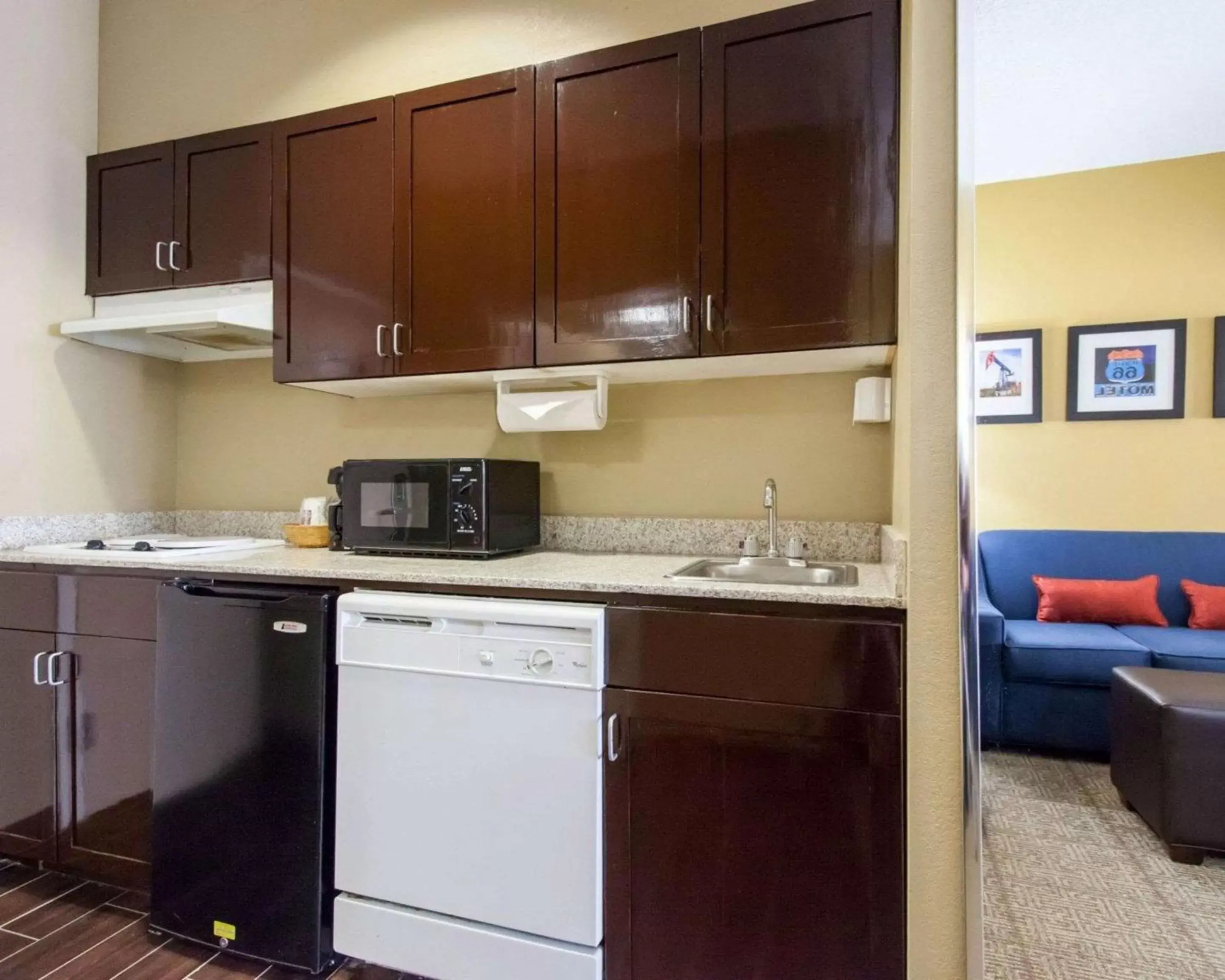 Photo of the whole room, Kitchen/Kitchenette in Comfort Suites Central / I-44