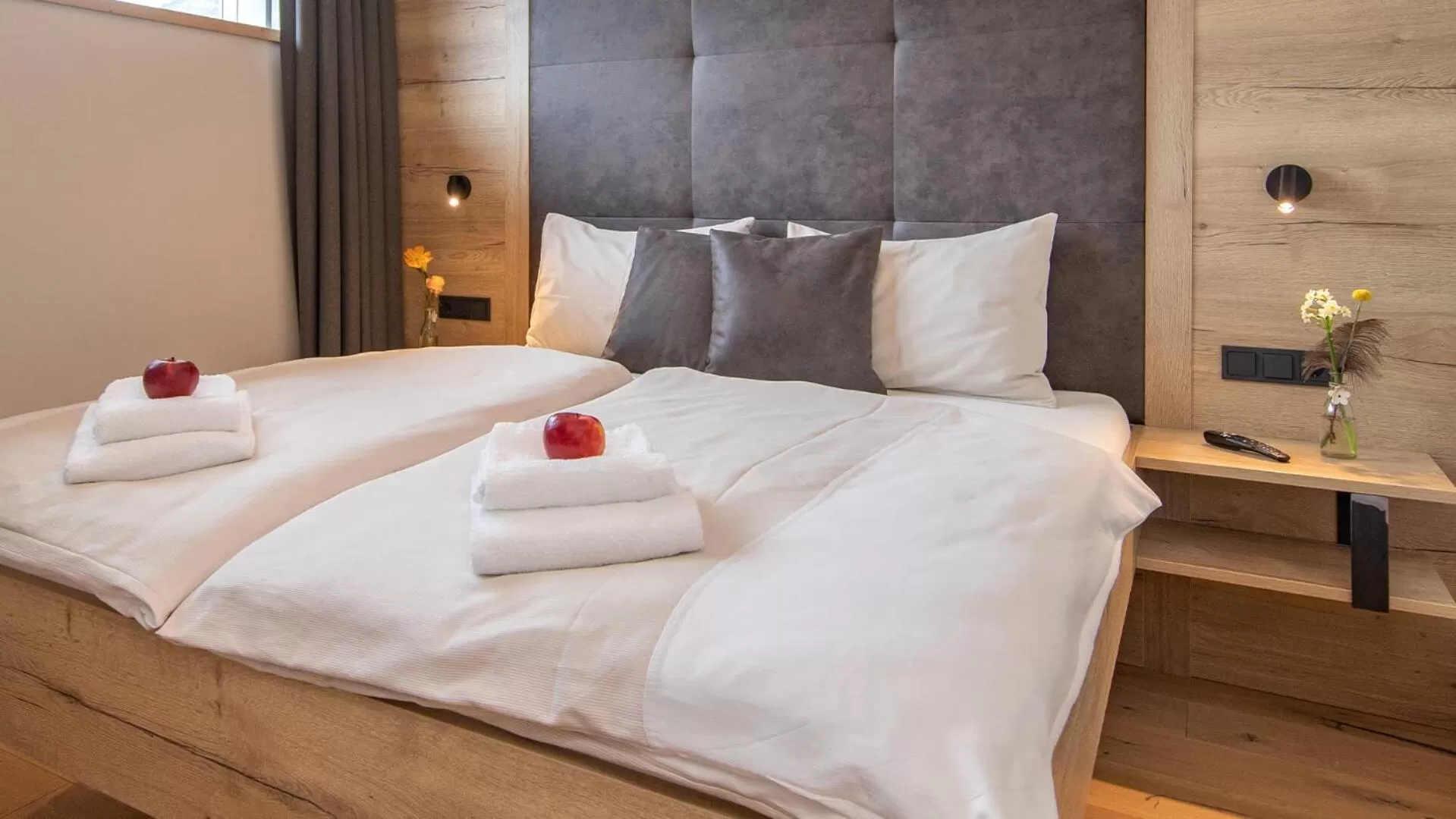 Bed in Emma Deluxe Aparthotel direkt beim Skibus