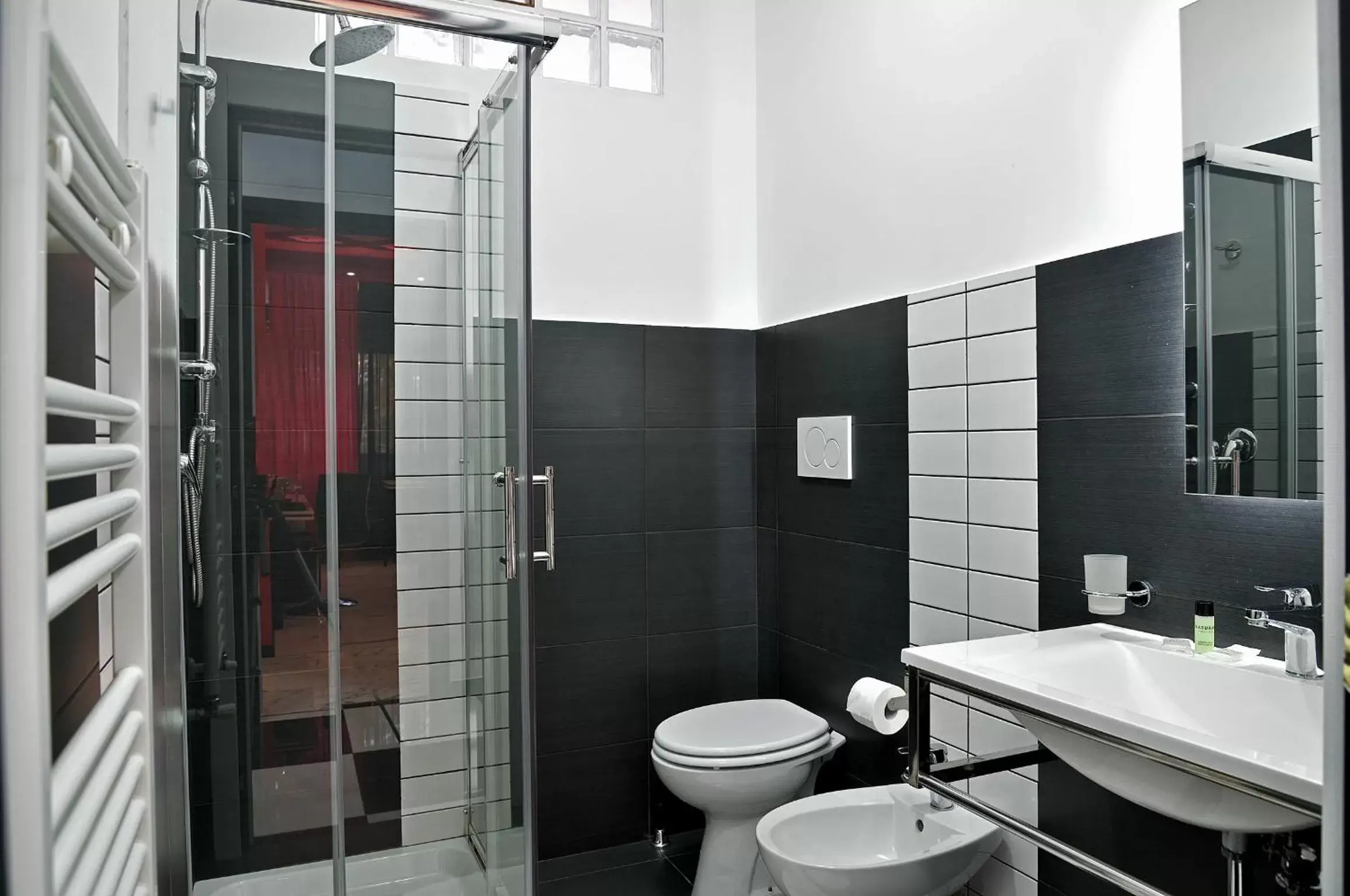 Bathroom in Black & White G&G