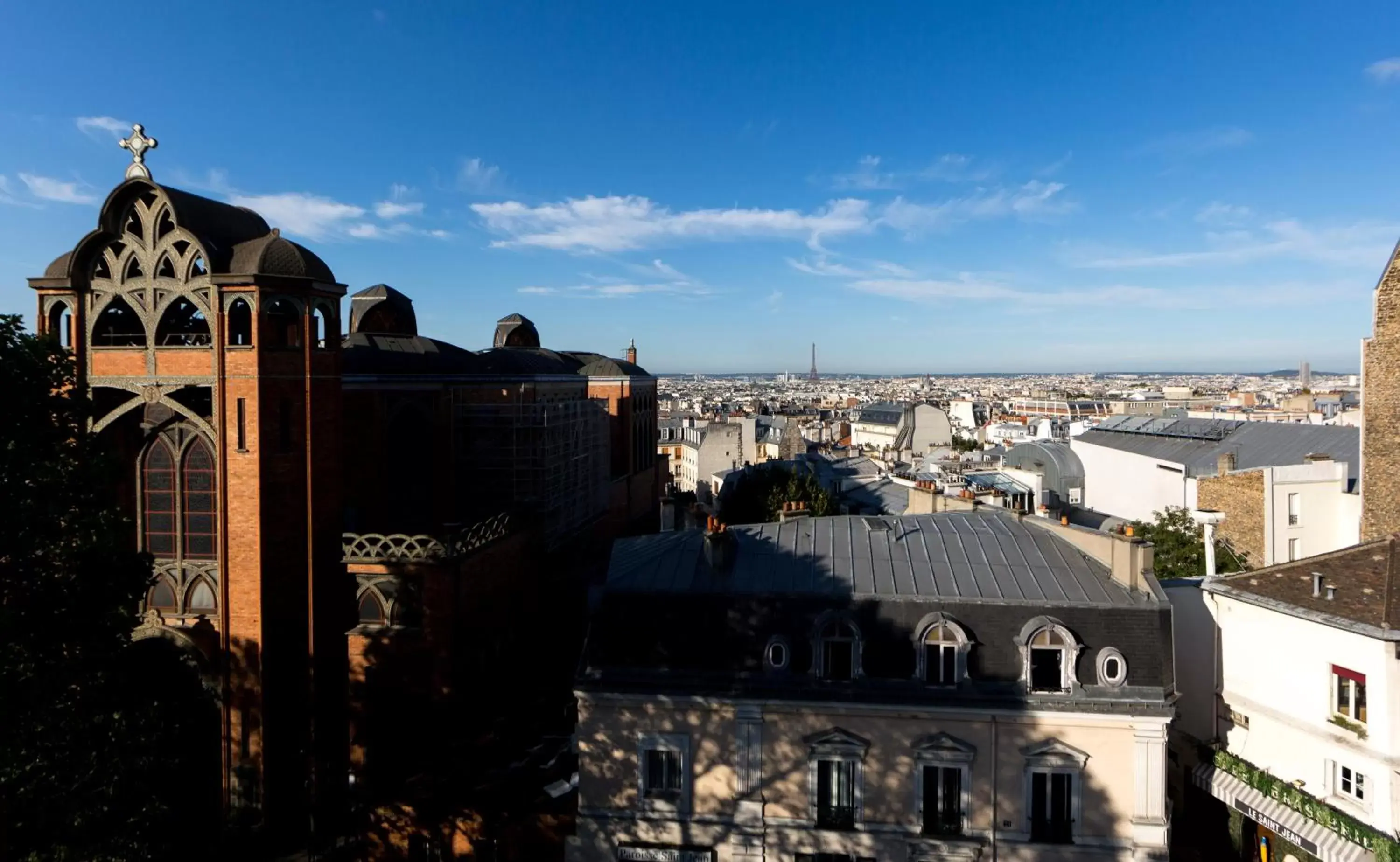 City view in Regyn's Montmartre