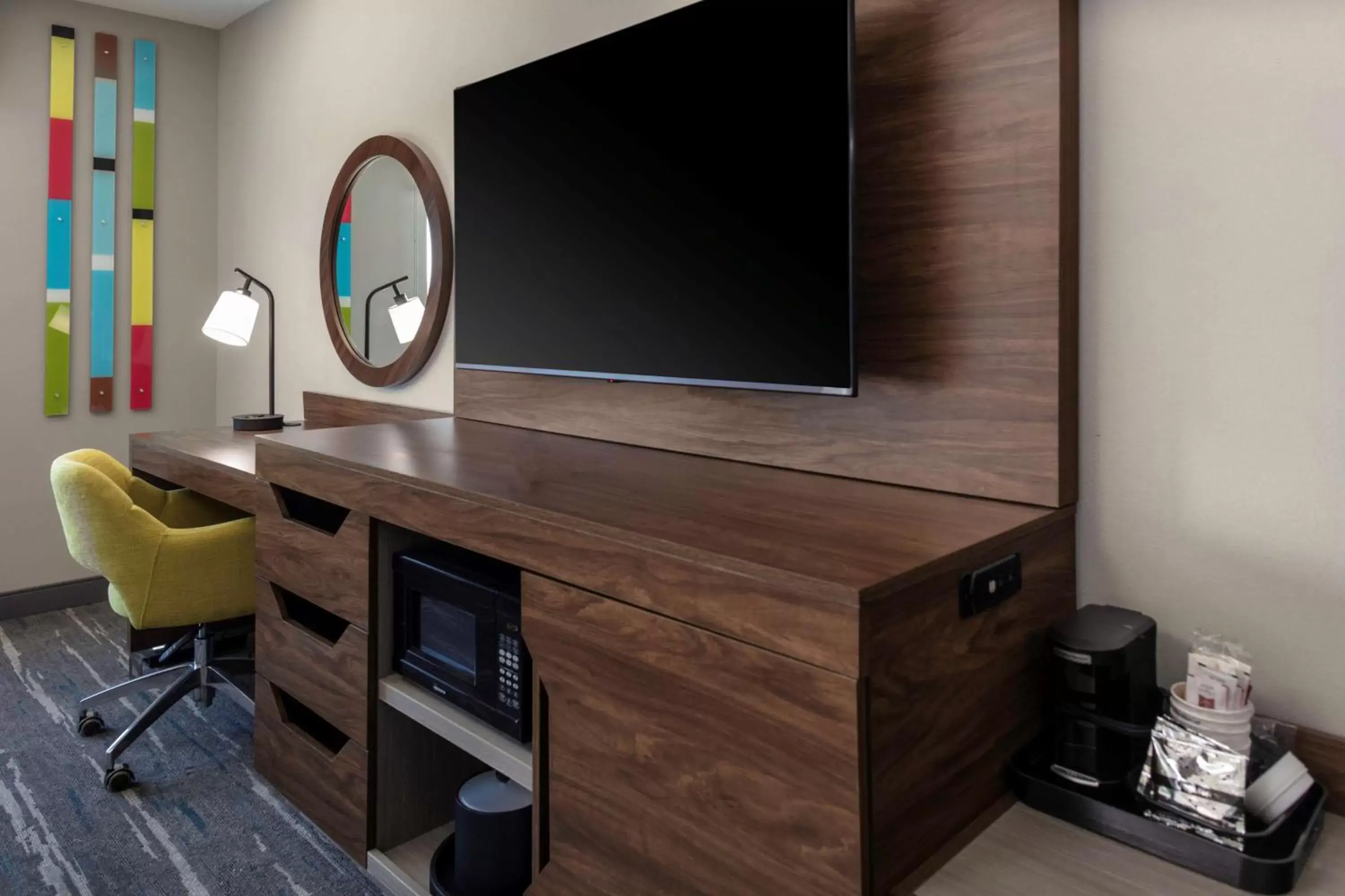 Bedroom, TV/Entertainment Center in Hampton Inn & Suites Avon Indianapolis