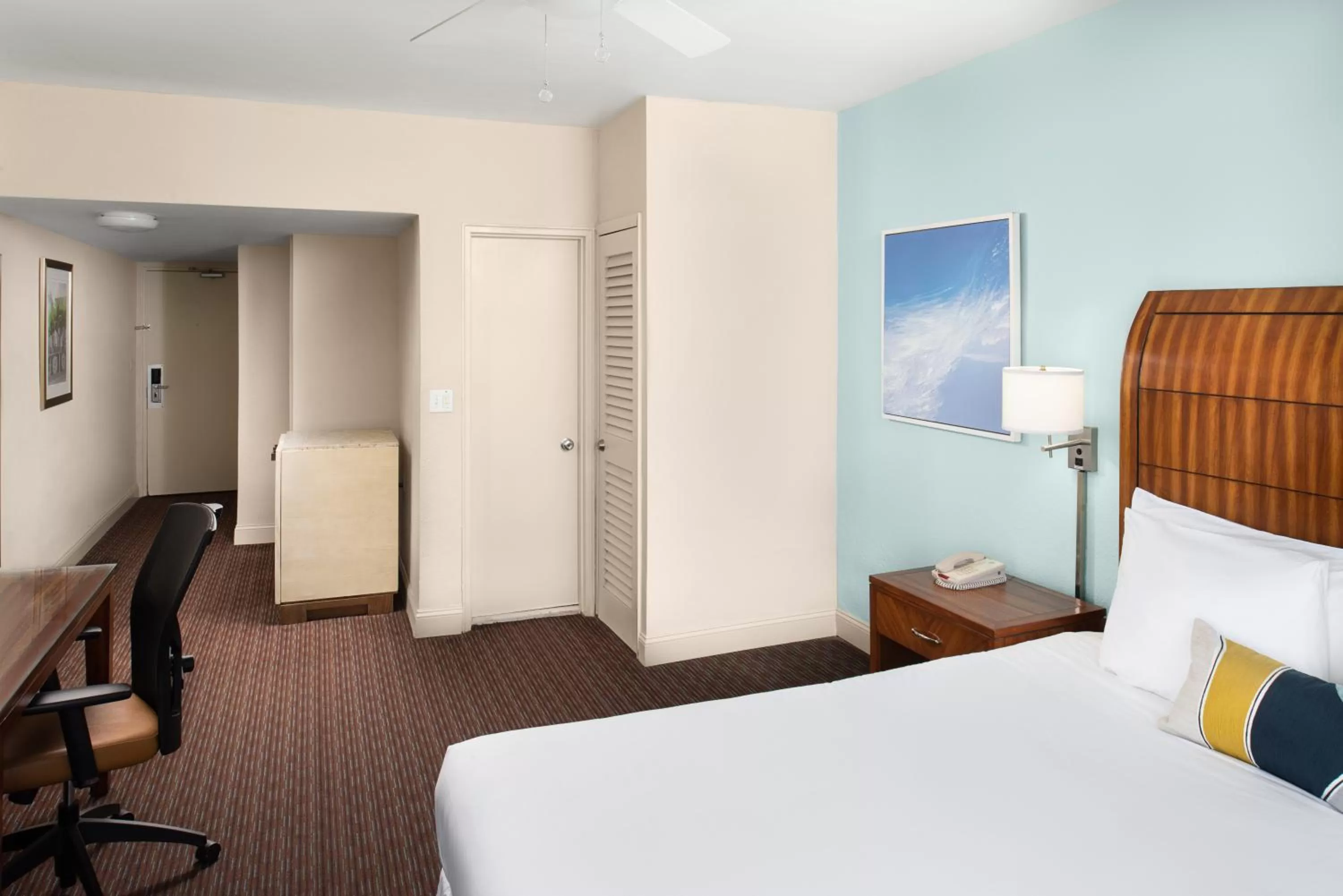 Bedroom, Bed in Sherry Frontenac Oceanfront