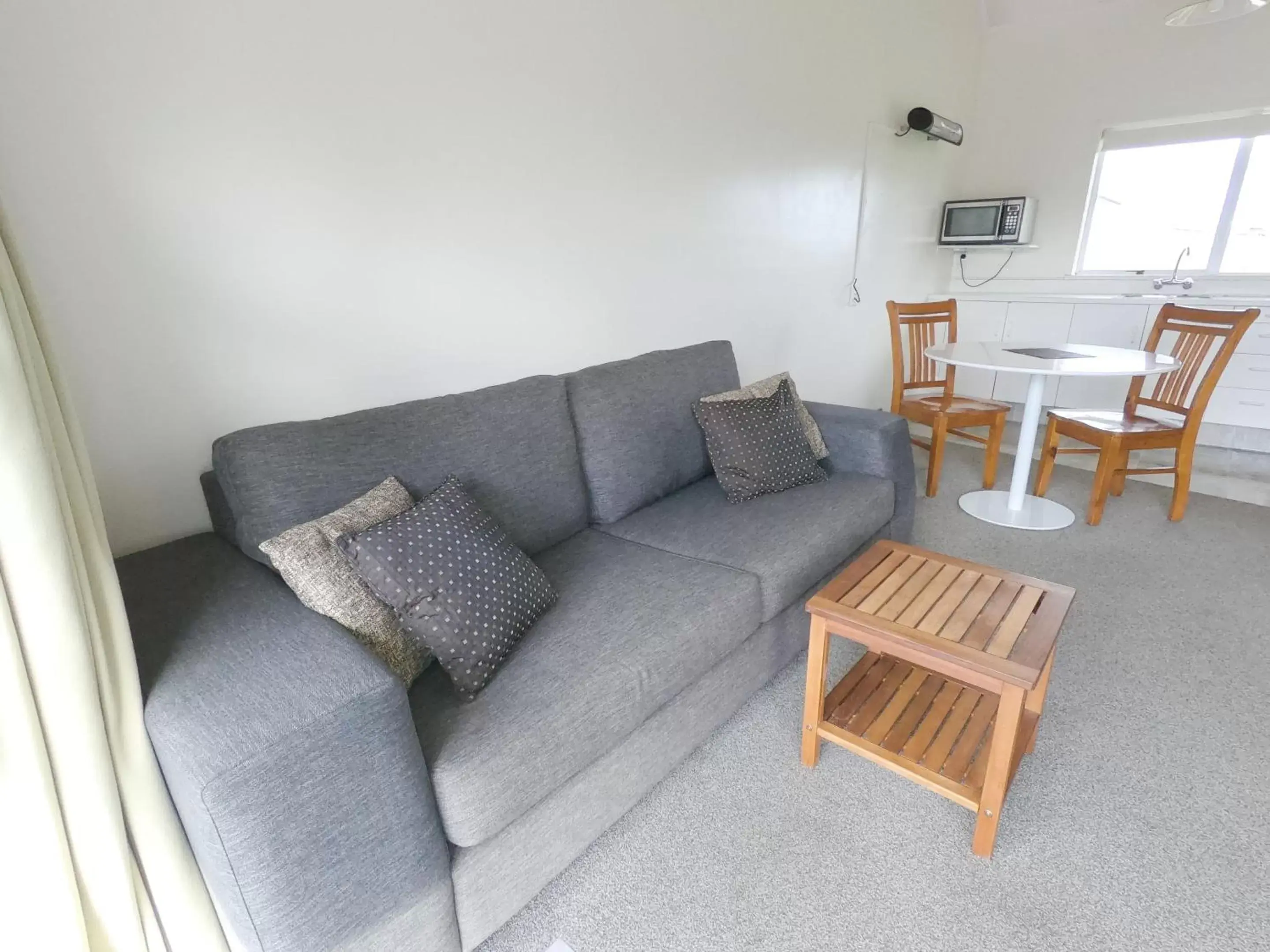 Living room, Seating Area in Castle Court Motel