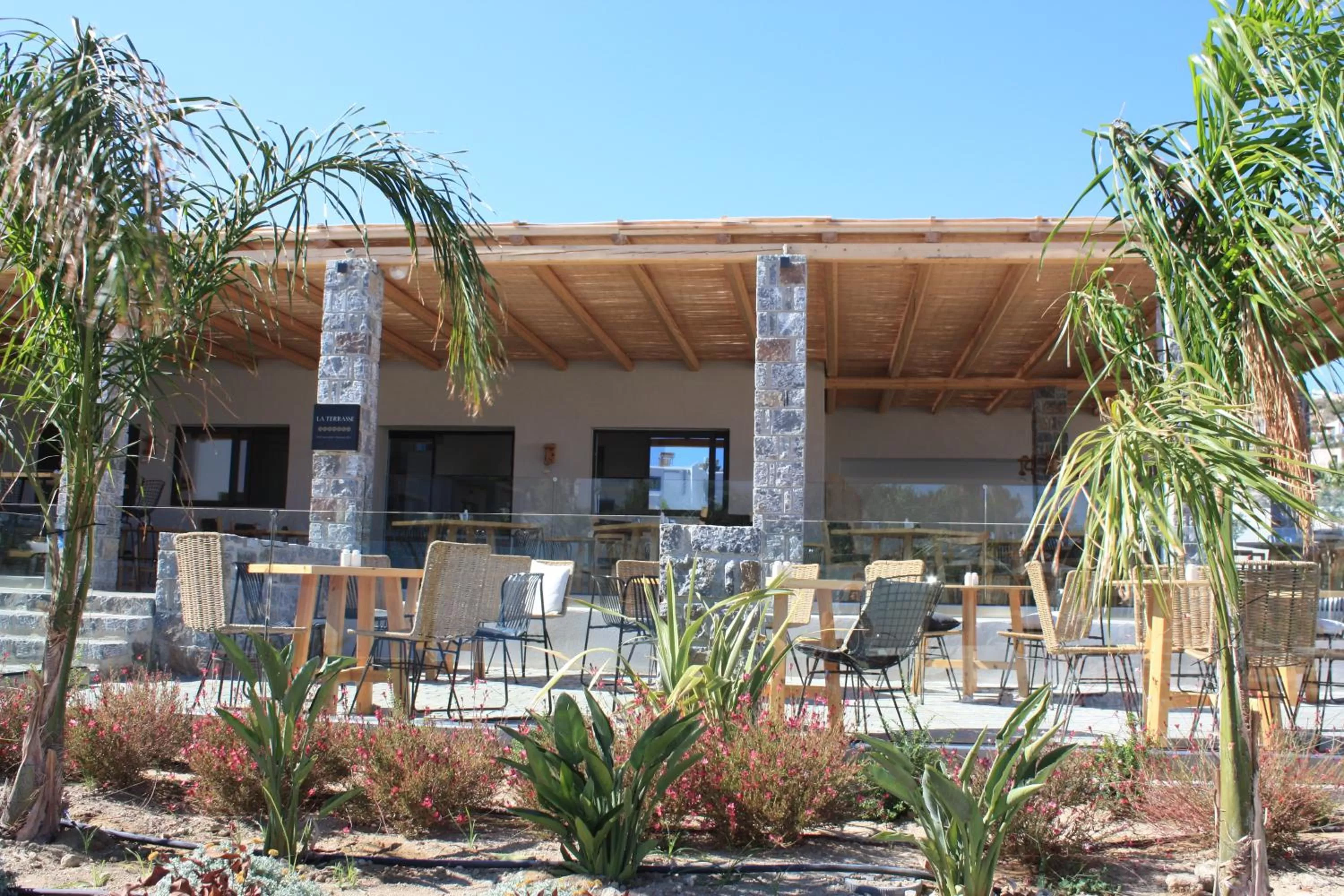 Restaurant/places to eat in Helios Beach Hotel & Bungalows