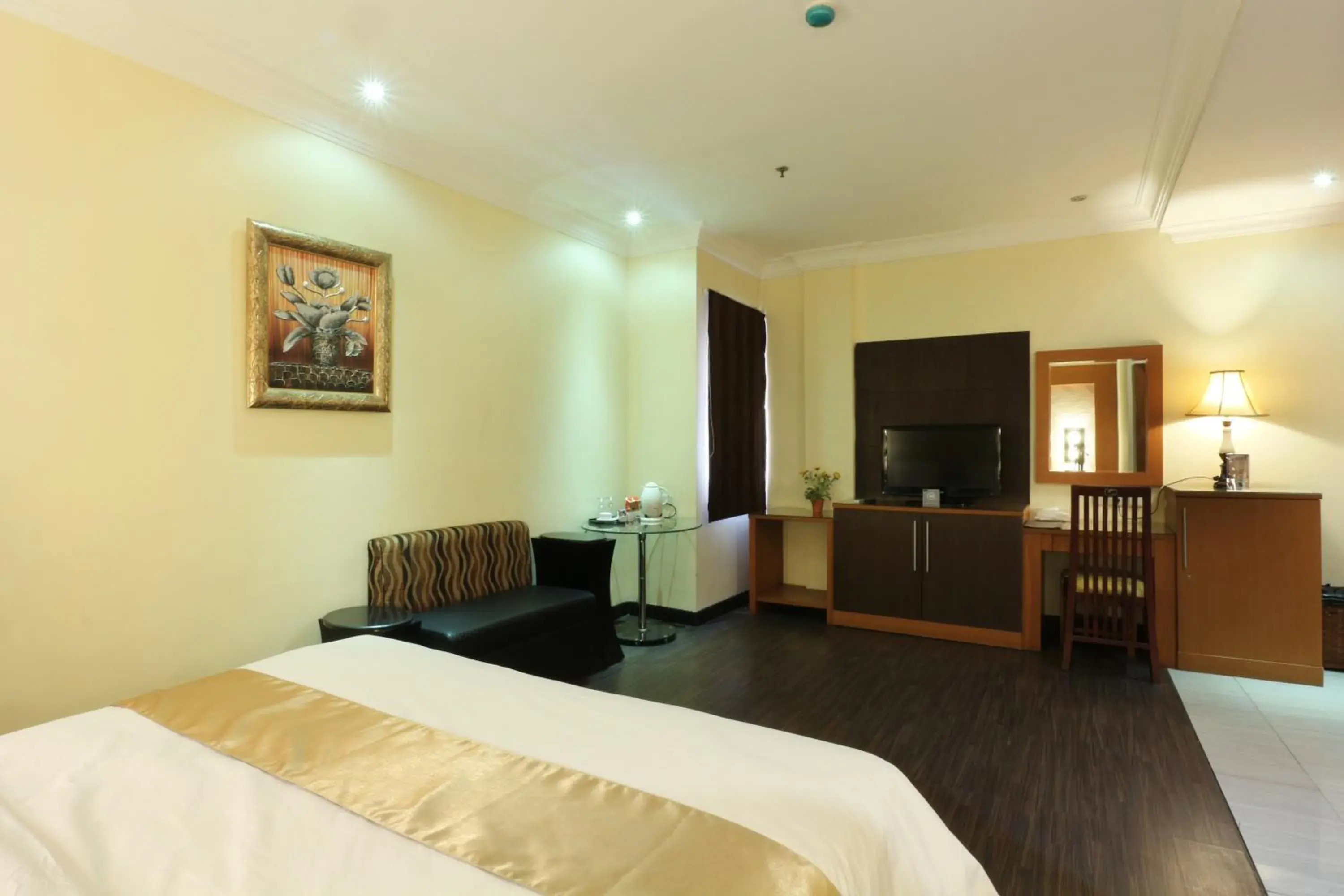 Bedroom, TV/Entertainment Center in Coins Hotel Jakarta