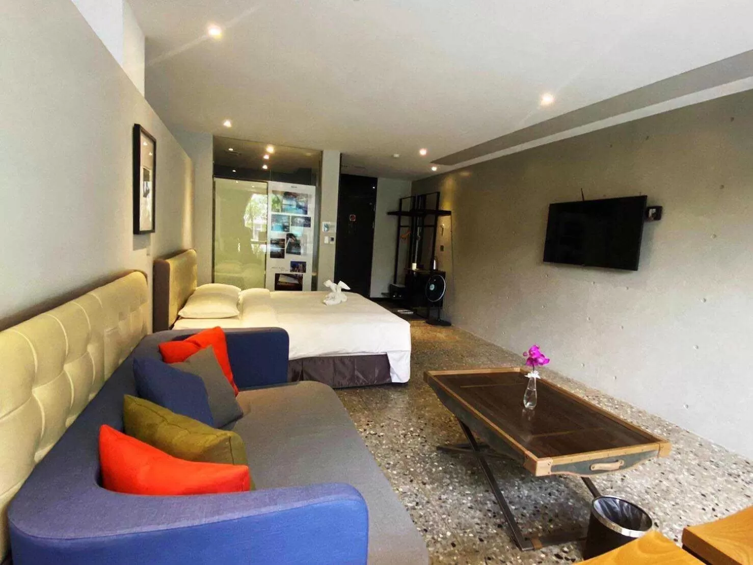 Photo of the whole room in 3 Door Hotel