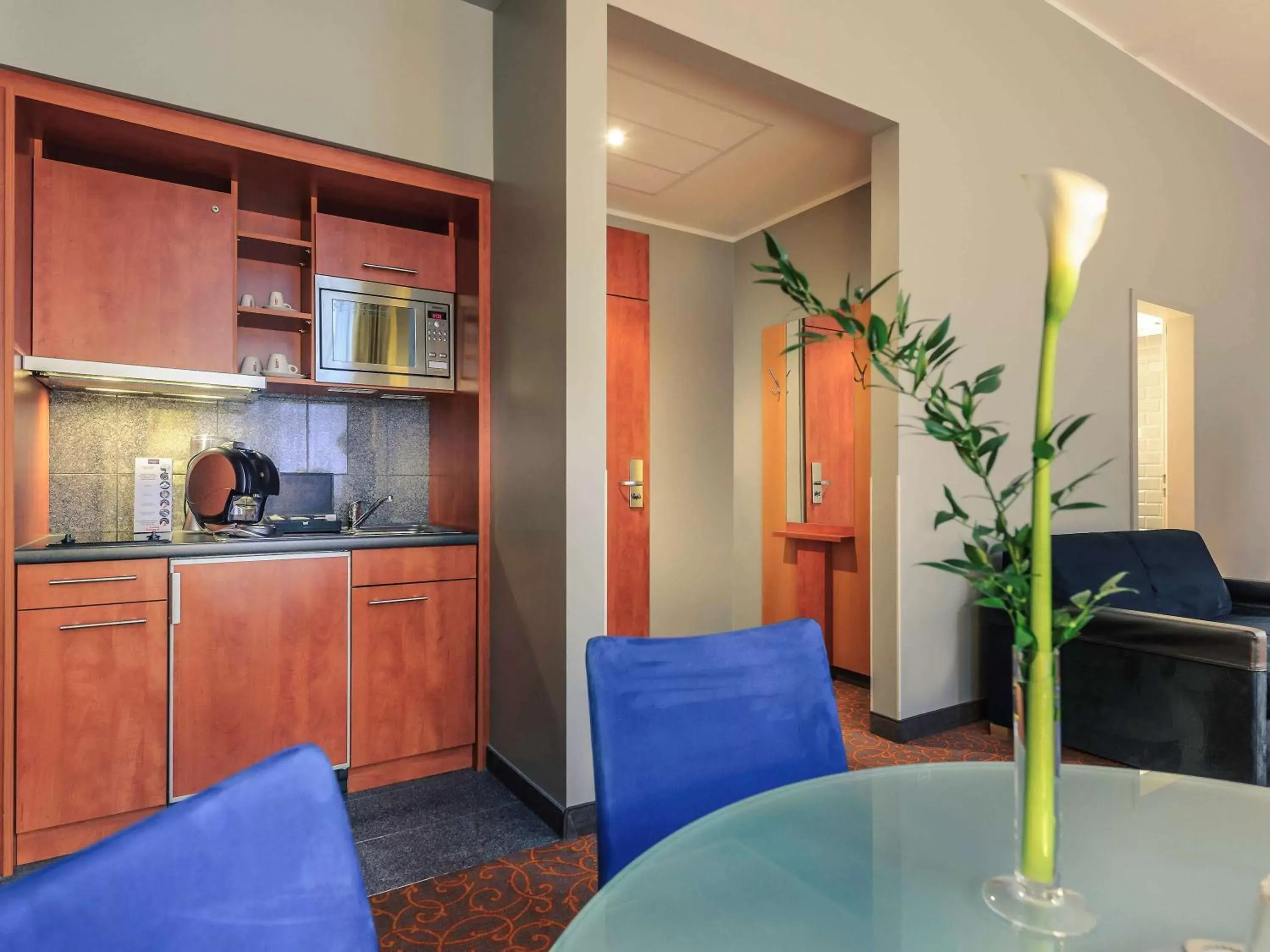 Photo of the whole room, Kitchen/Kitchenette in Mercure Hotel & Residenz Berlin Checkpoint Charlie