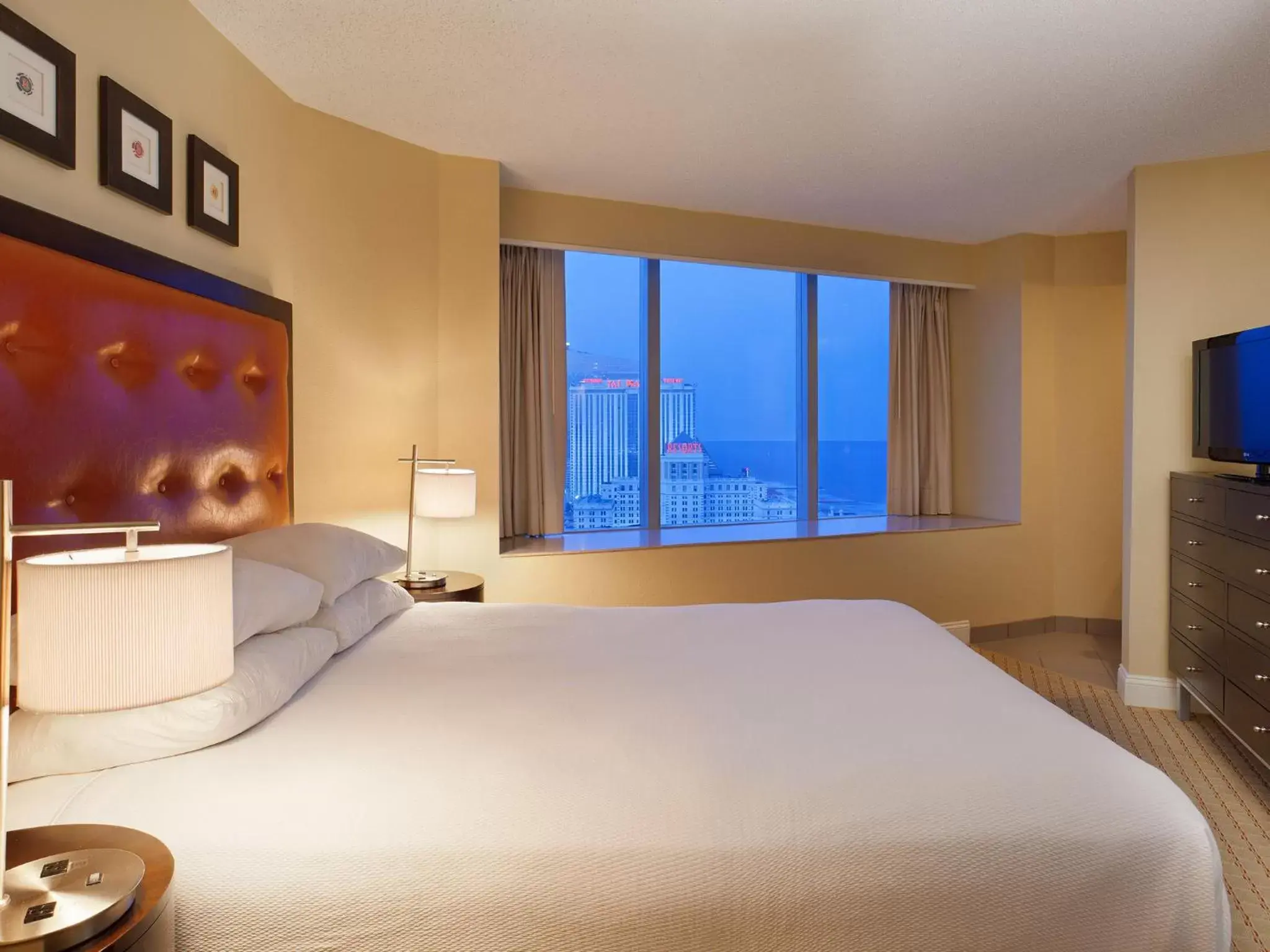 Bedroom, Bed in Boardwalk Resorts at Atlantic Palace