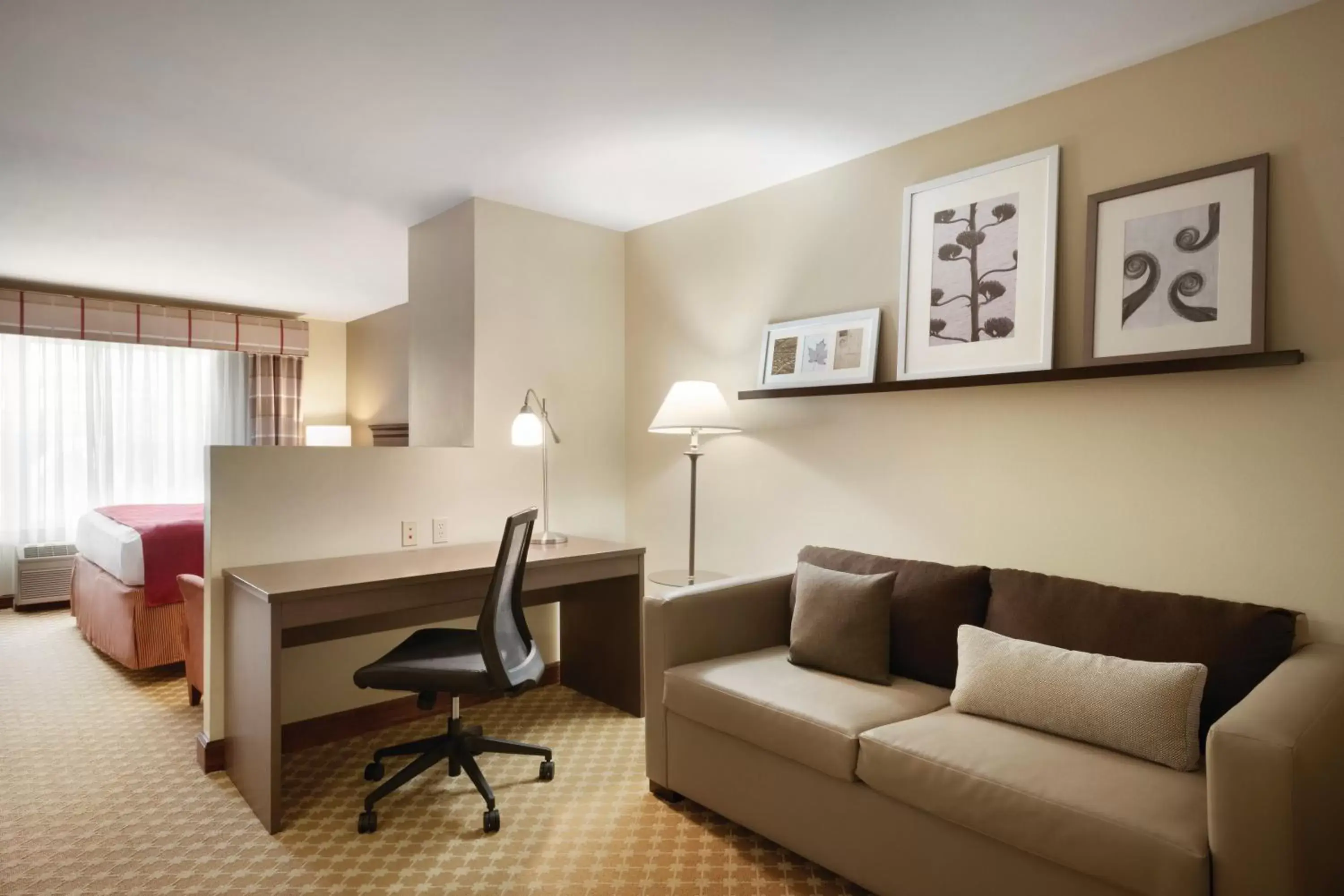 Living room, Seating Area in Country Inn & Suites by Radisson, Des Moines West, IA