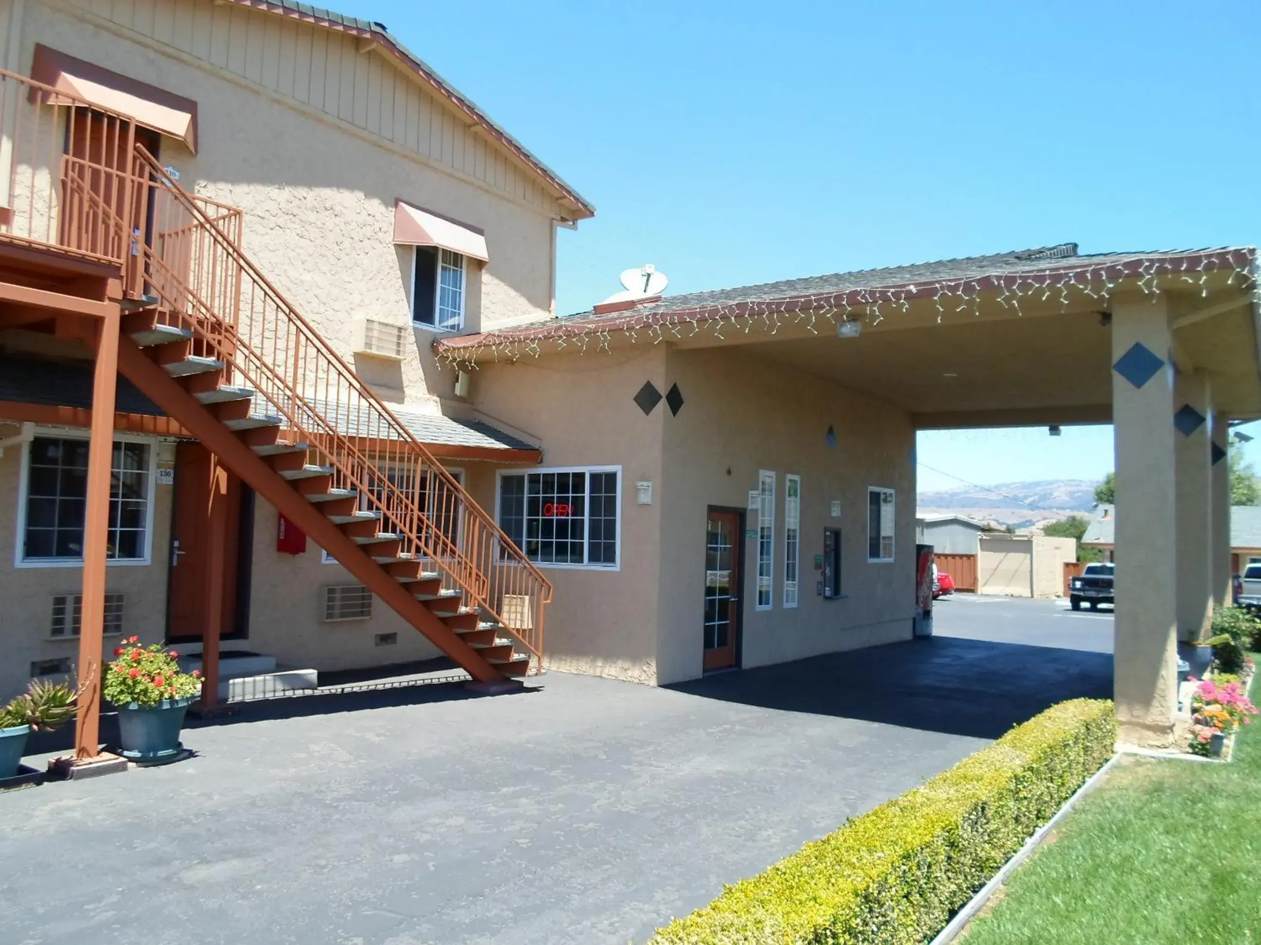 Property Building in Economy Inn Morgan Hill