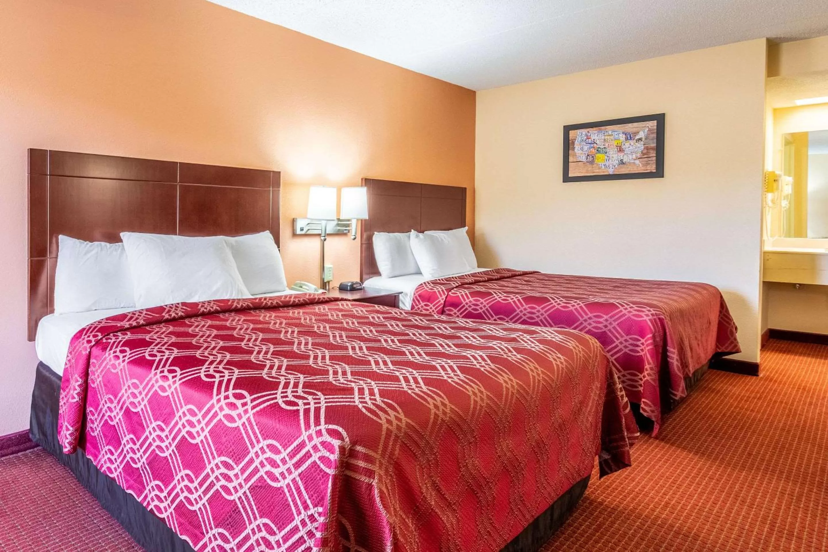 Photo of the whole room, Bed in Econo Lodge Rocky Top