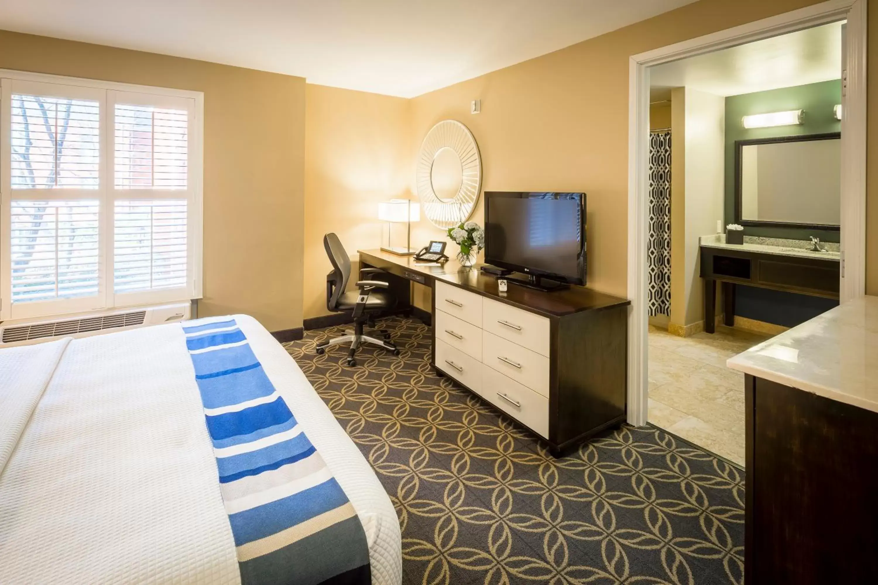 Bedroom, TV/Entertainment Center in Nationwide Hotel and Conference Center
