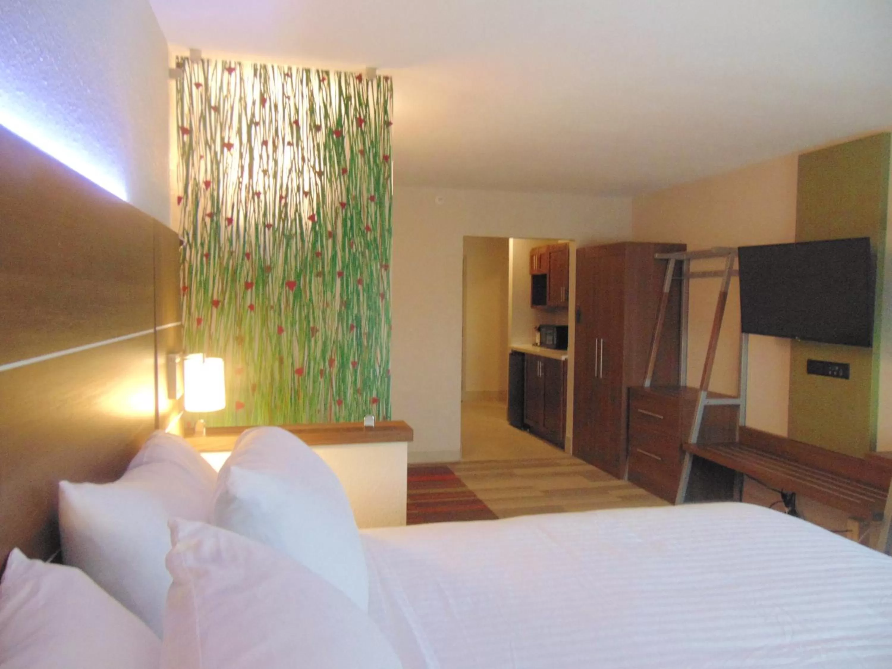 Photo of the whole room, Bed in Holiday Inn Express & Suites Wapakoneta by IHG