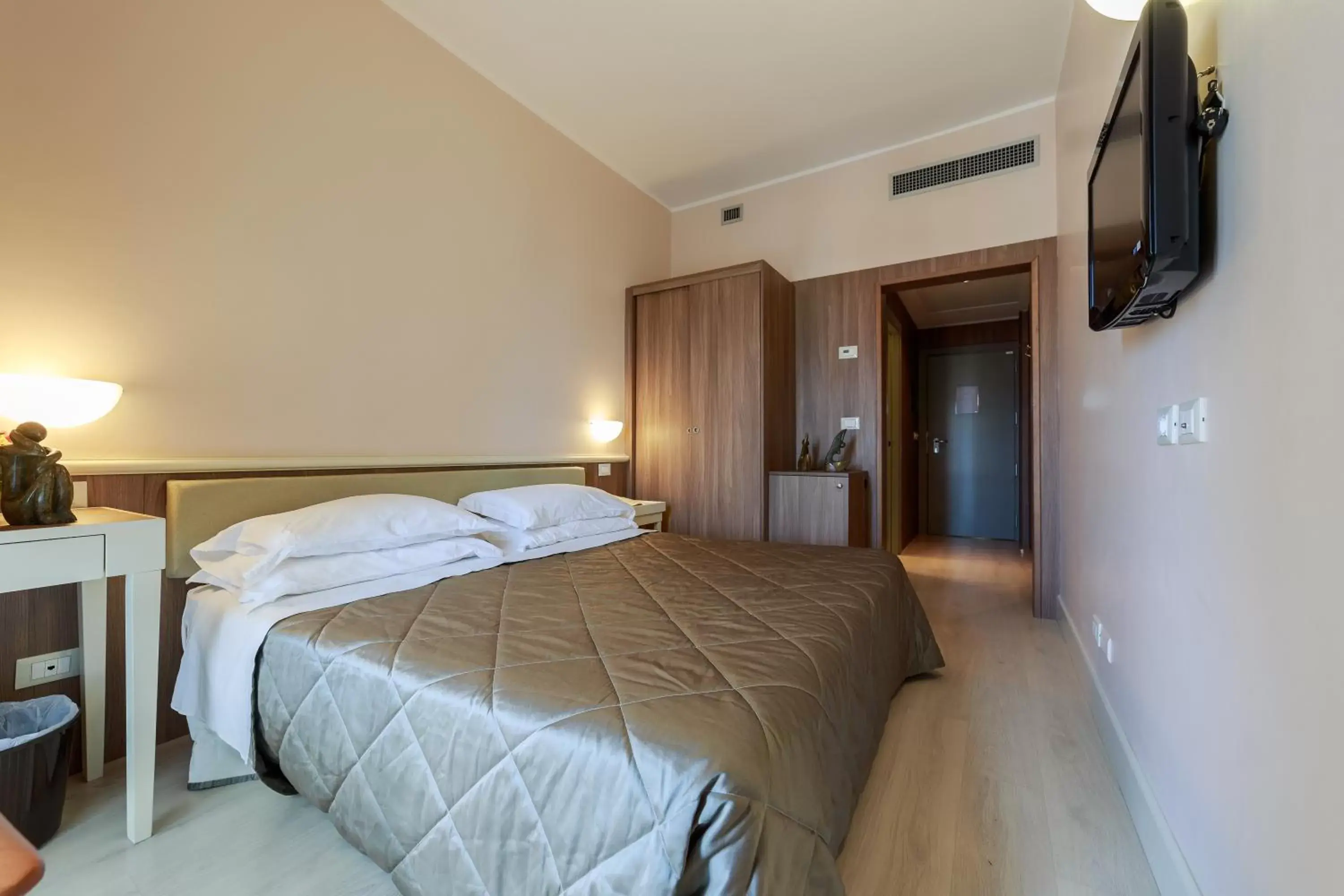 Bed in Hotel Mirasole International
