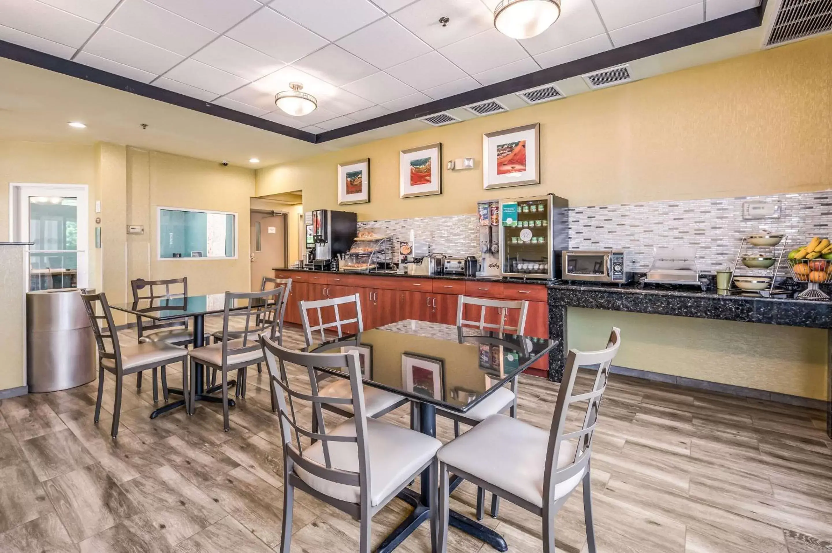 Restaurant/Places to Eat in Quality Inn Poughkeepsie