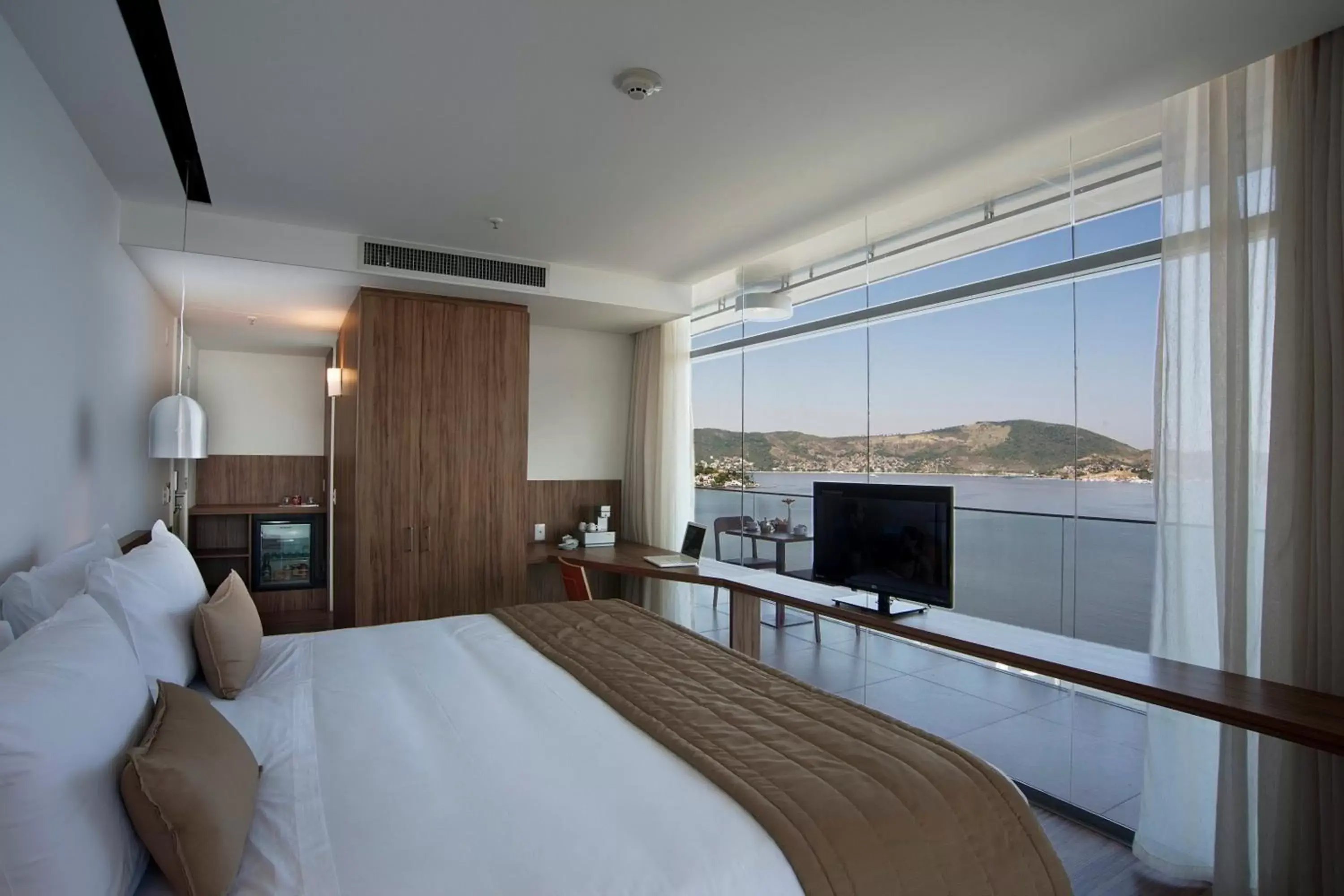 Photo of the whole room, Mountain View in H Niteroi Hotel
