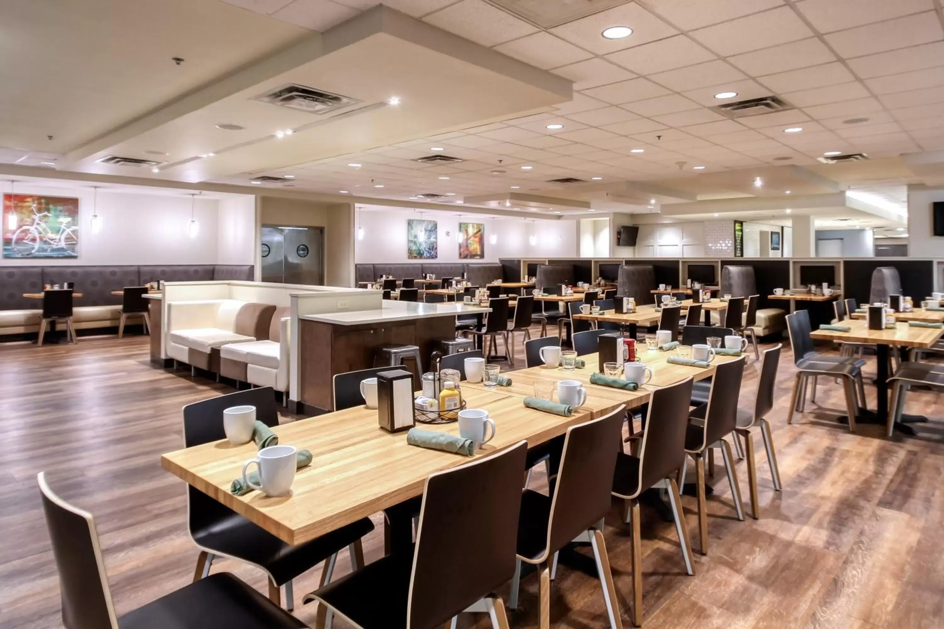 Restaurant/Places to Eat in Holiday Inn & Suites Atlanta Airport North, an IHG Hotel