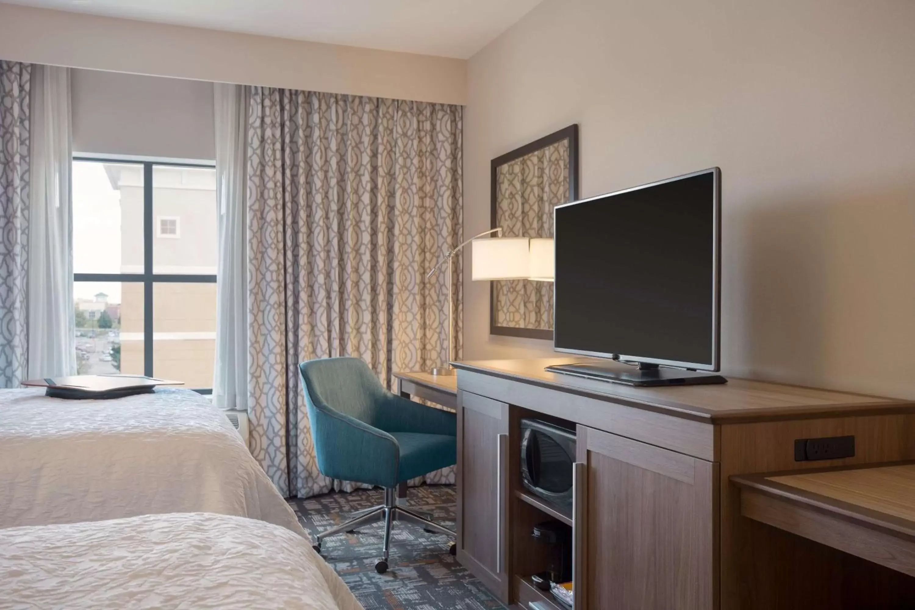 Bedroom, TV/Entertainment Center in Hampton Inn & Suites West Des Moines Mill Civic