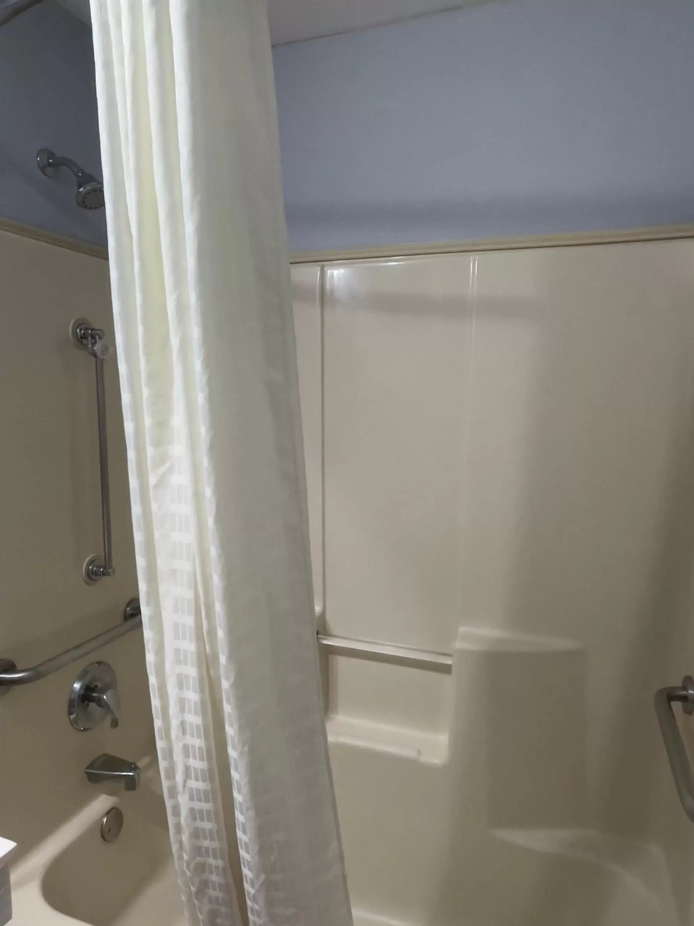 Shower, Bathroom in Americas Best Value Inn Kilgore