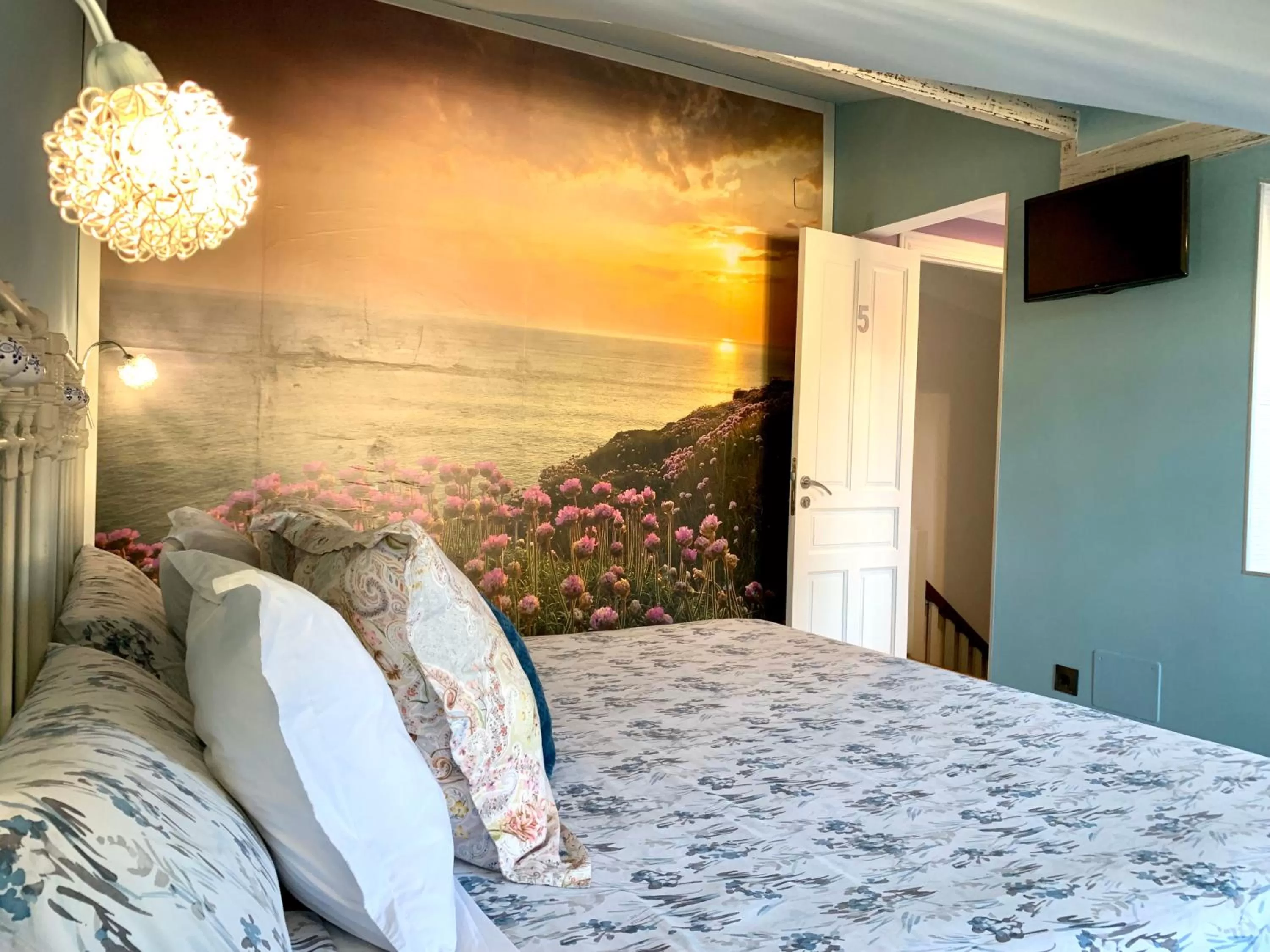 Photo of the whole room, Bed in Akla Suites con Jacuzzi Santillana