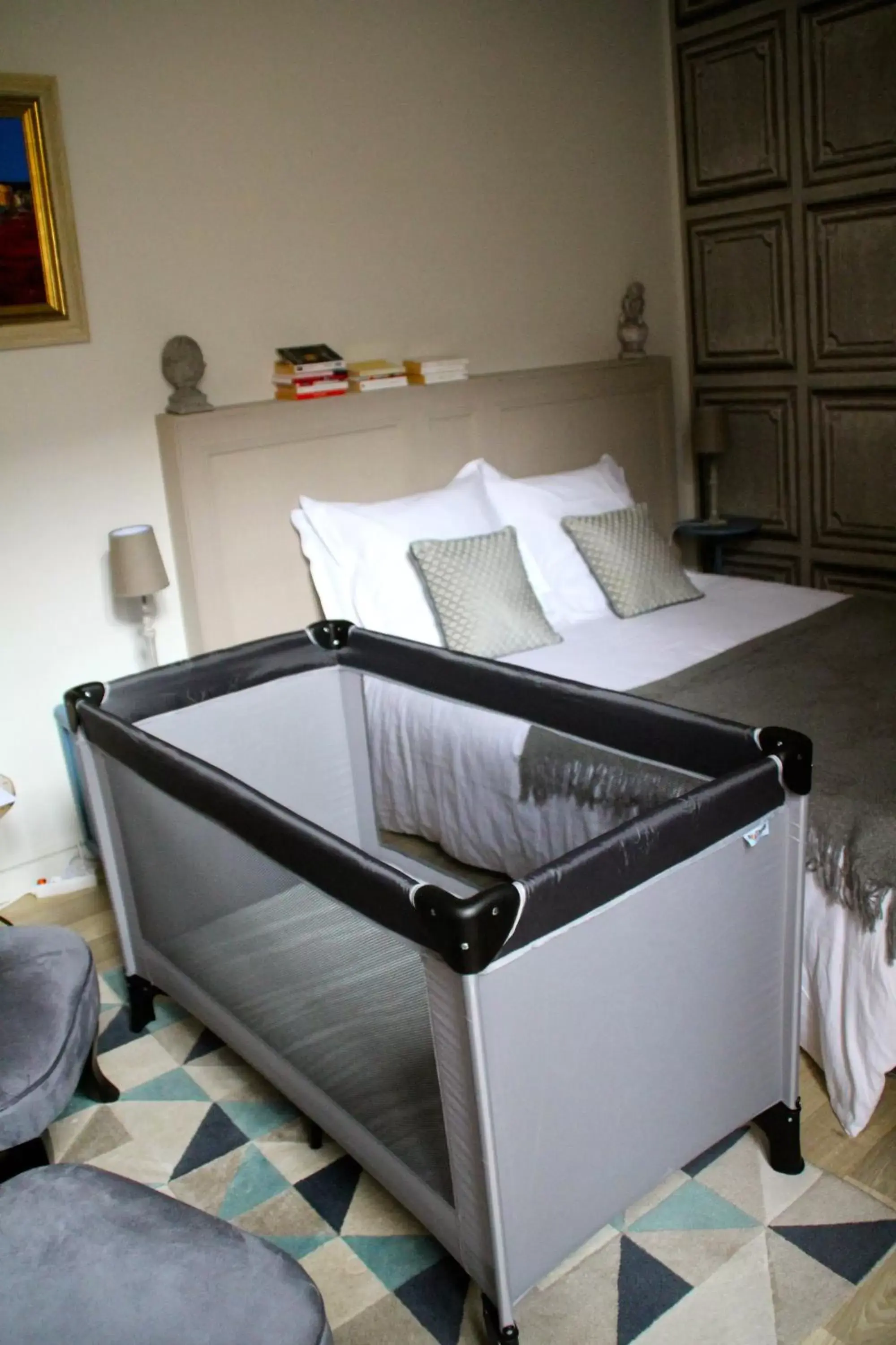 cot, Bed in Une Chambre en Ville