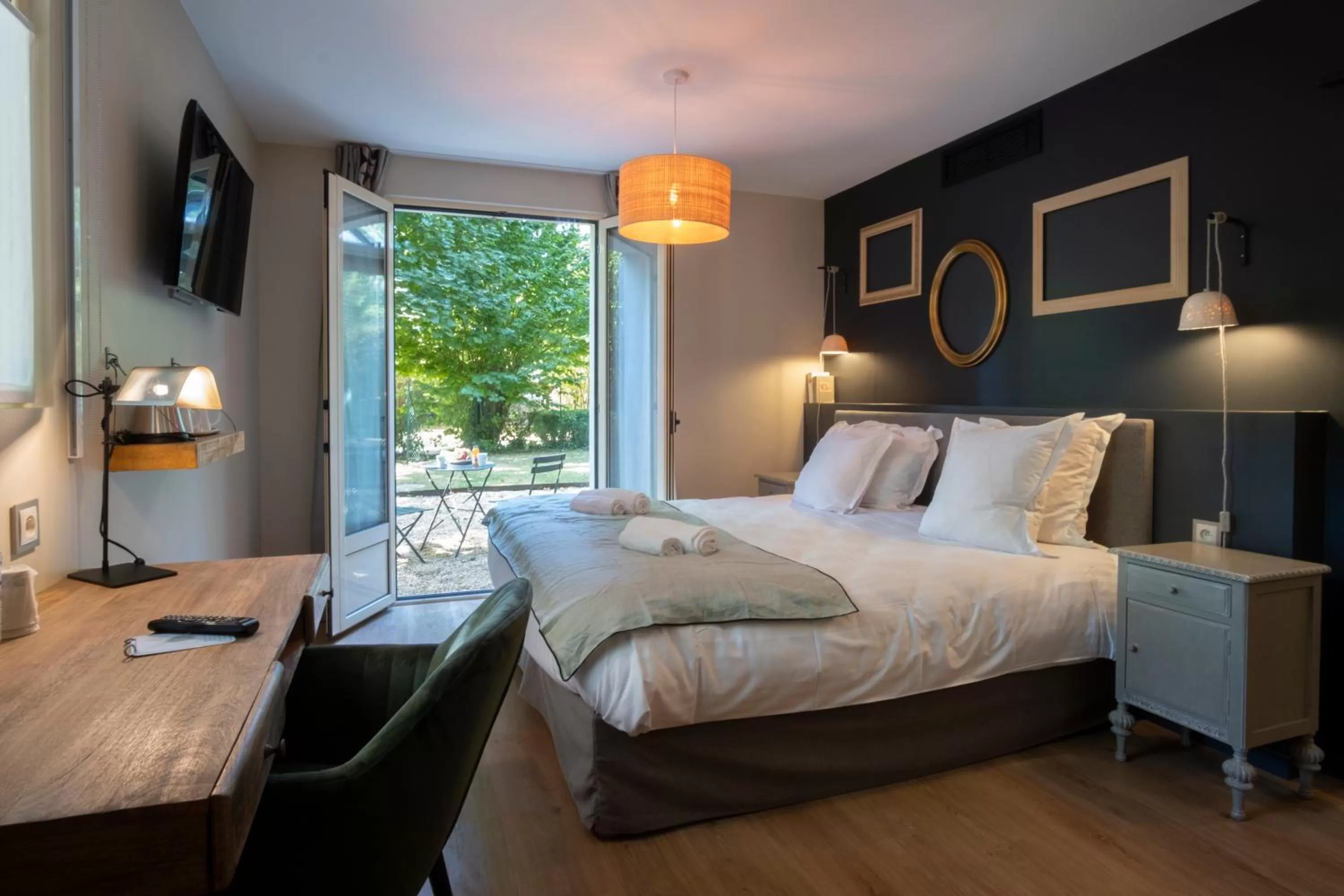 Bed in Les Demeures de Varennes, BW Signature Collection