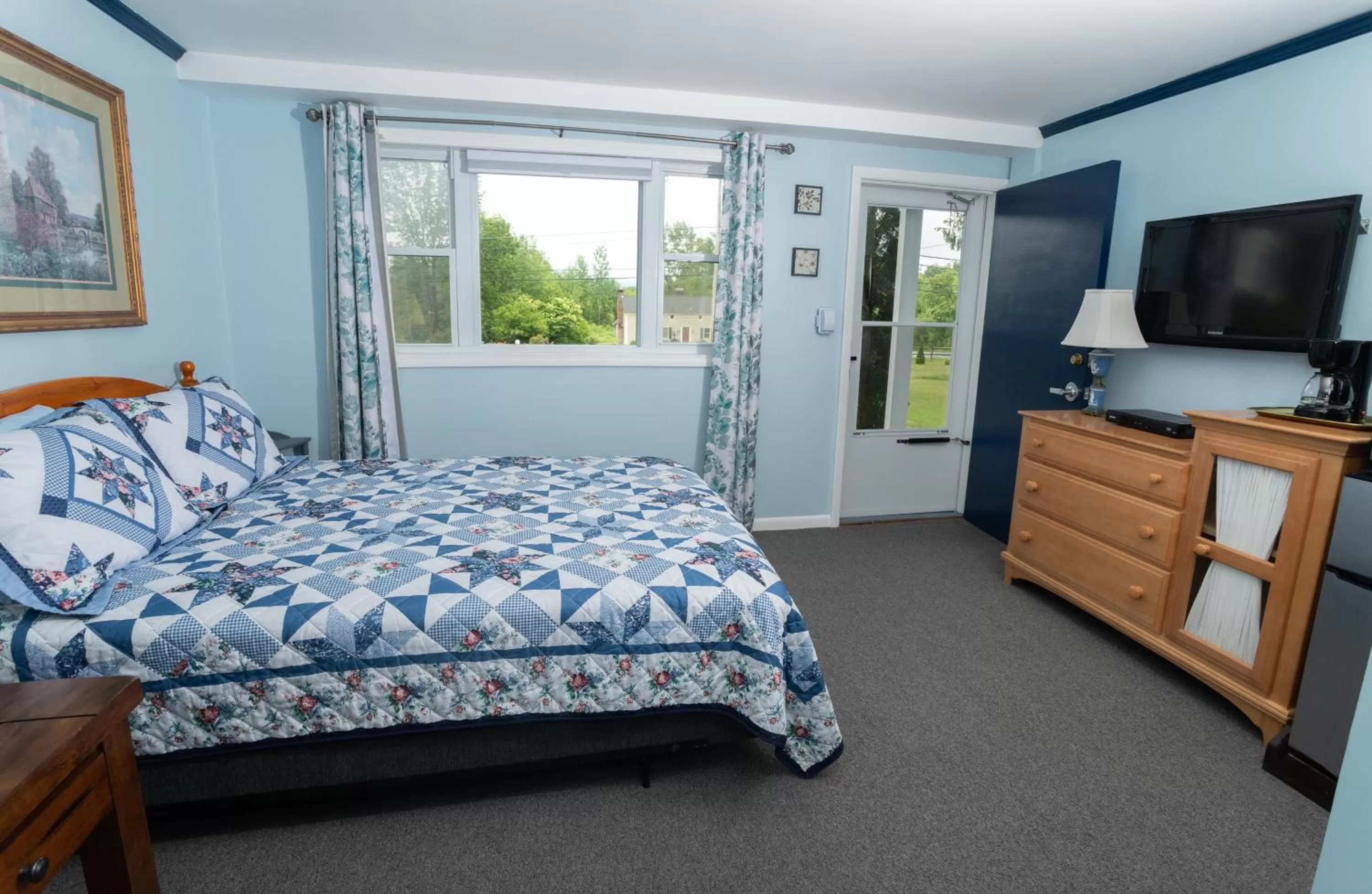 Bed in Governor's Rock Motel