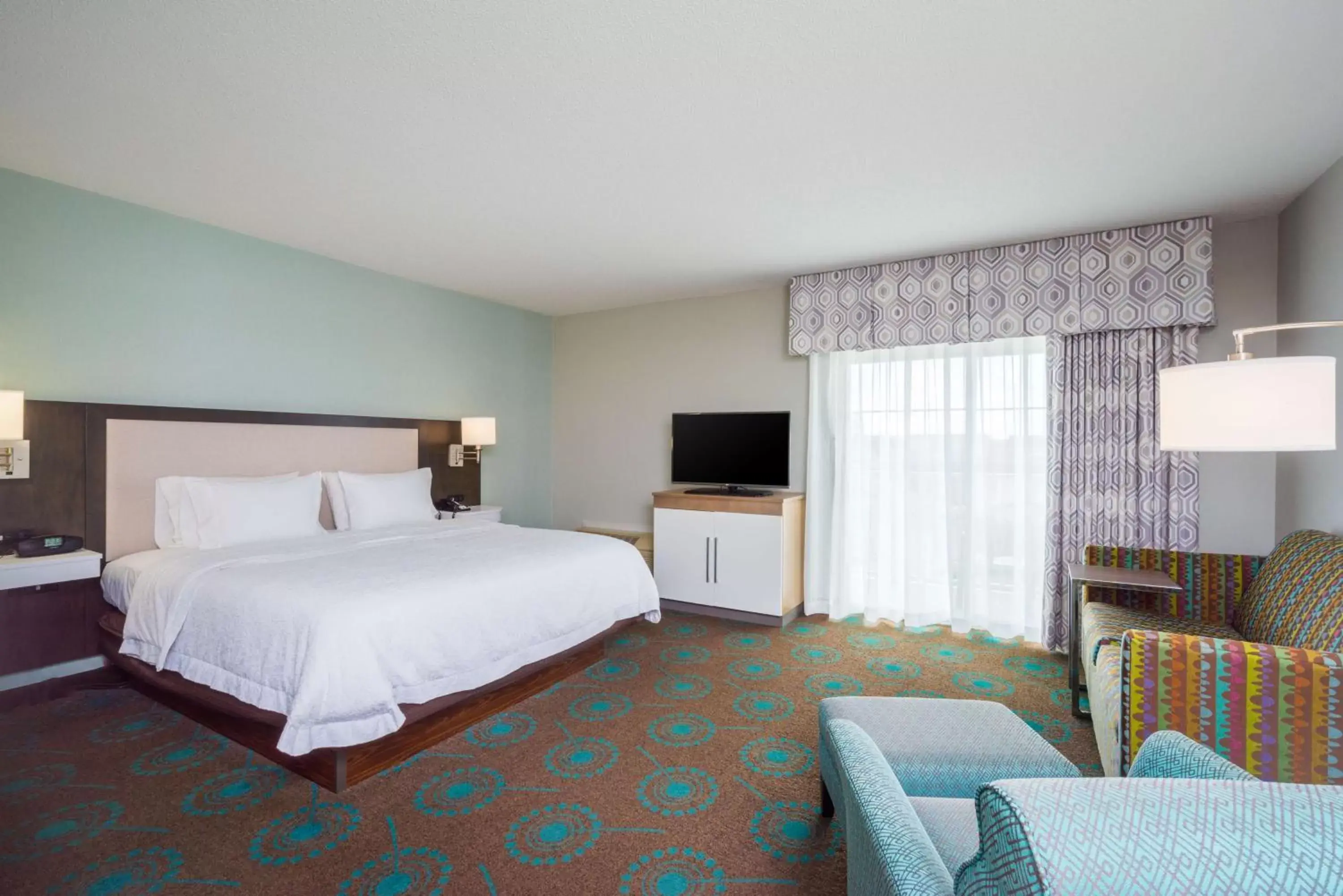 Living room, Bed in Hampton Inn & Suites Chincoteague-Waterfront, Va