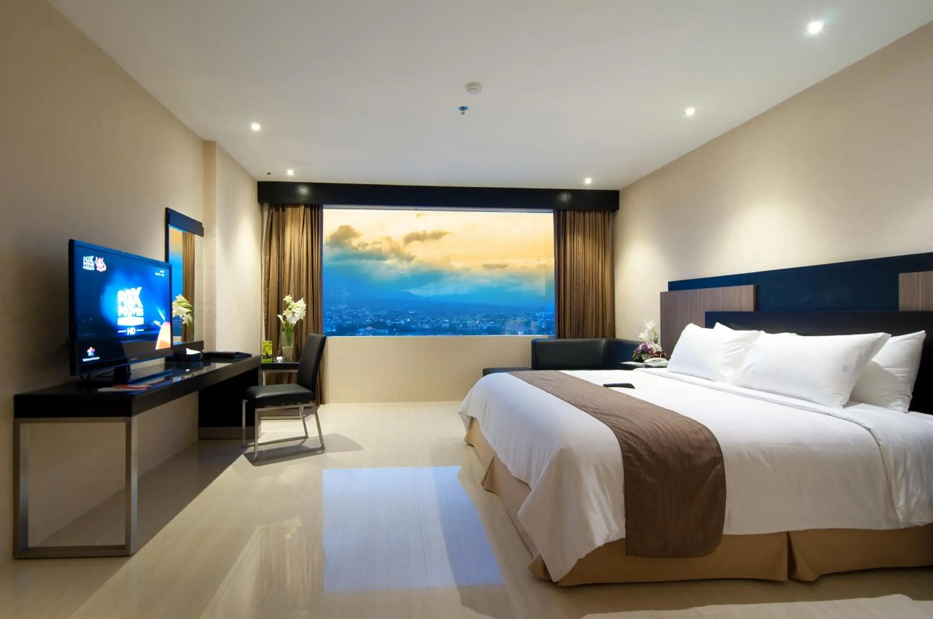 Photo of the whole room, Room Photo in Aria Gajayana Hotel
