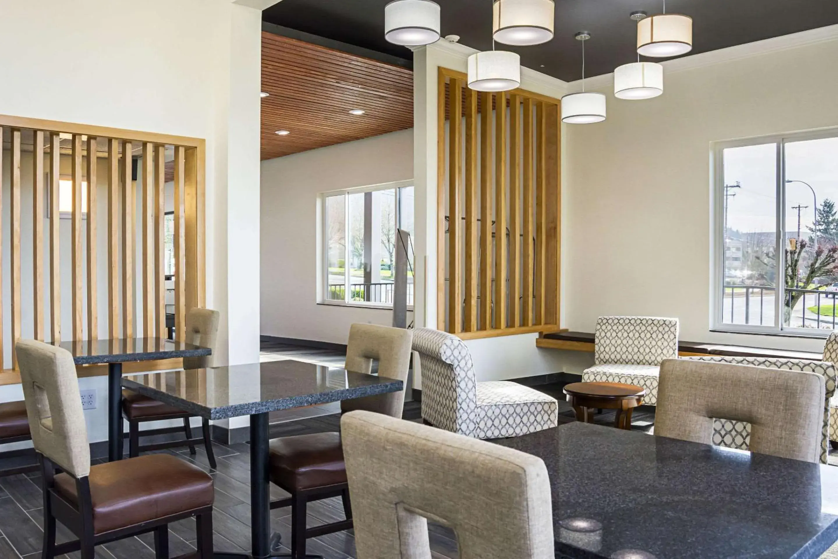 Restaurant/places to eat, Seating Area in Quality Inn & Suites Clackamas - Portland