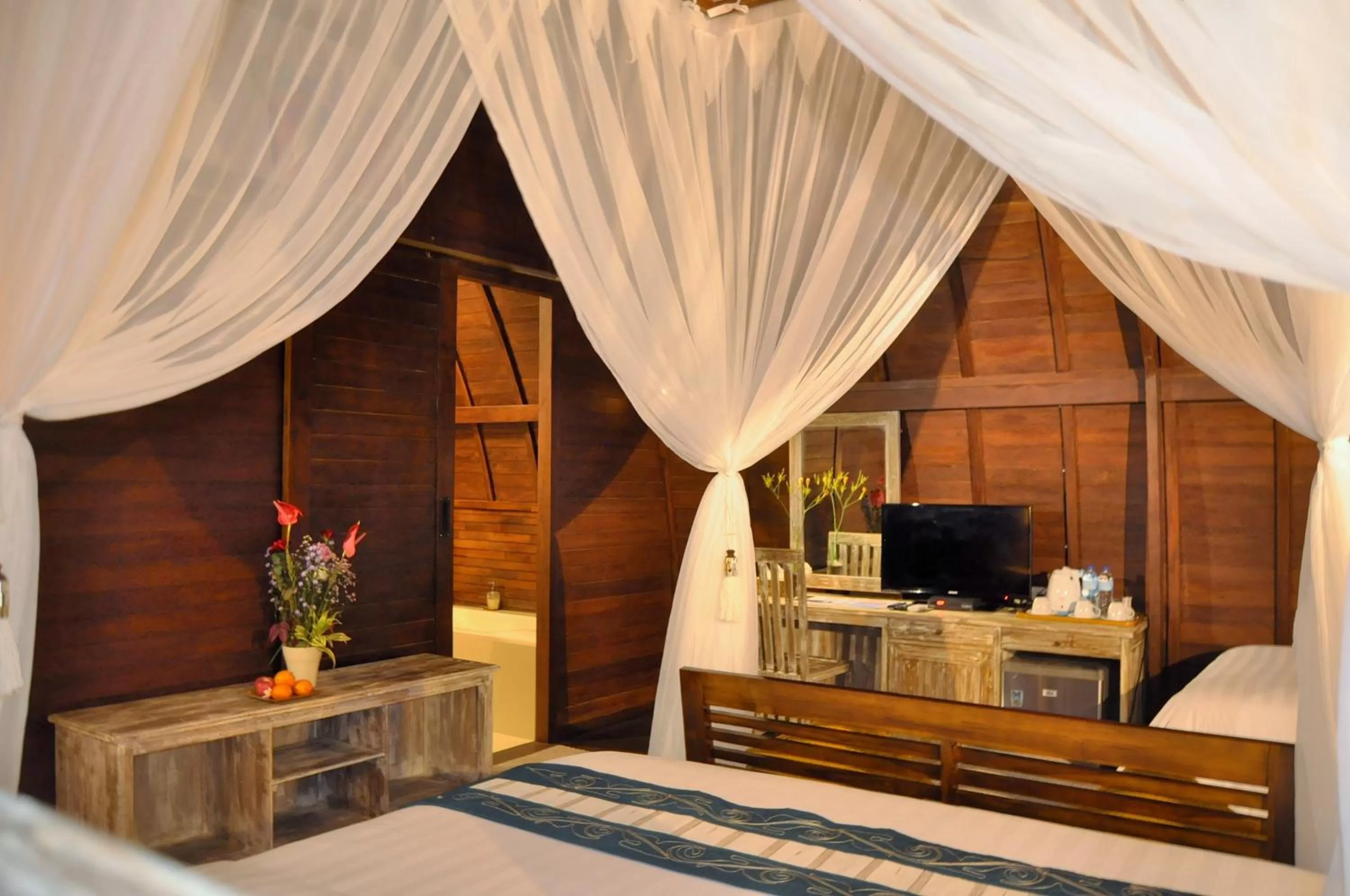 TV and multimedia, Bed in Ocean Terrace Suite And Spa Luxury