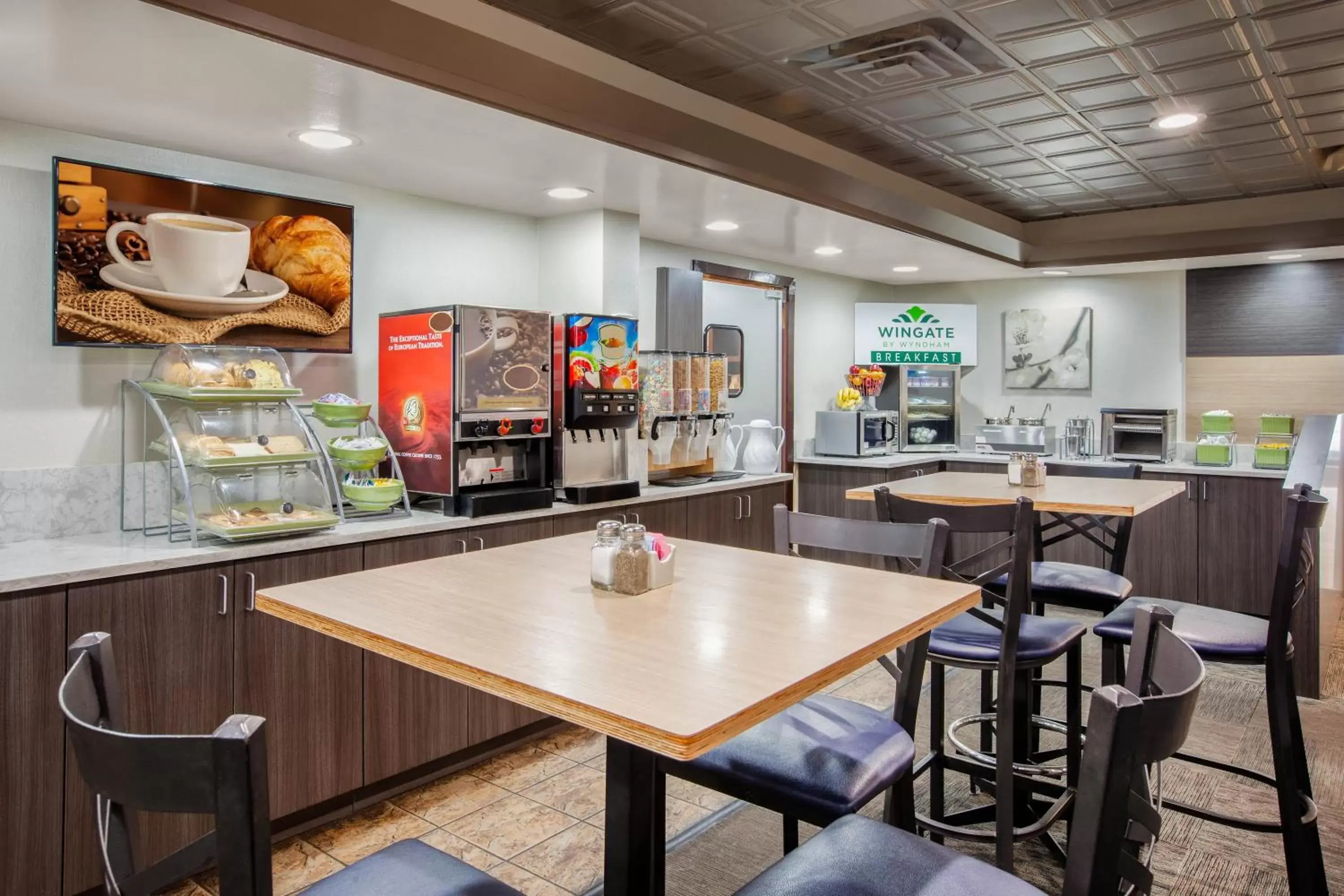 Coffee/tea facilities, Restaurant/Places to Eat in Wingate by Wyndham Detroit Metro Airport