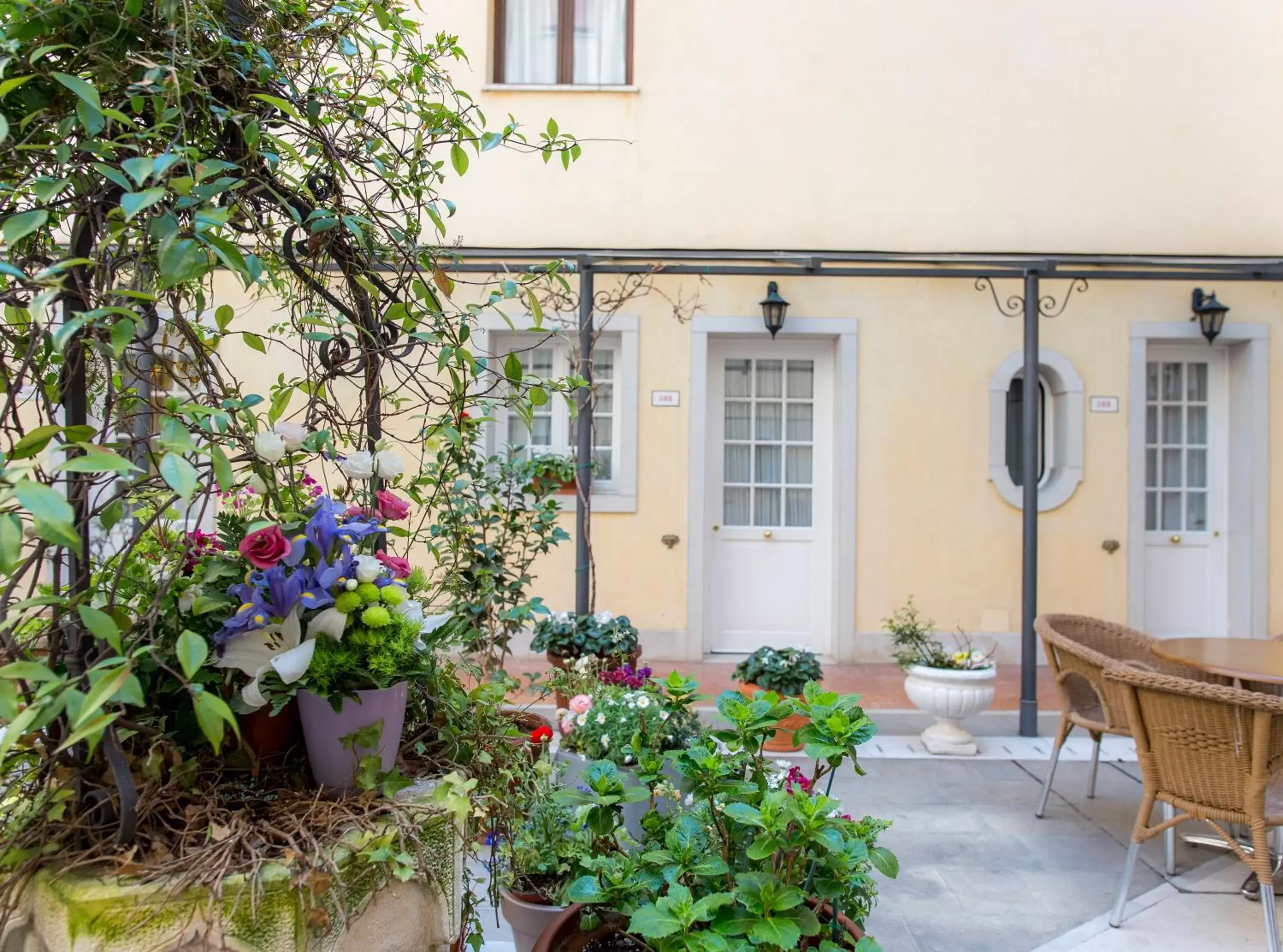 Patio, Property Building in Hotel Carlton On The Grand Canal