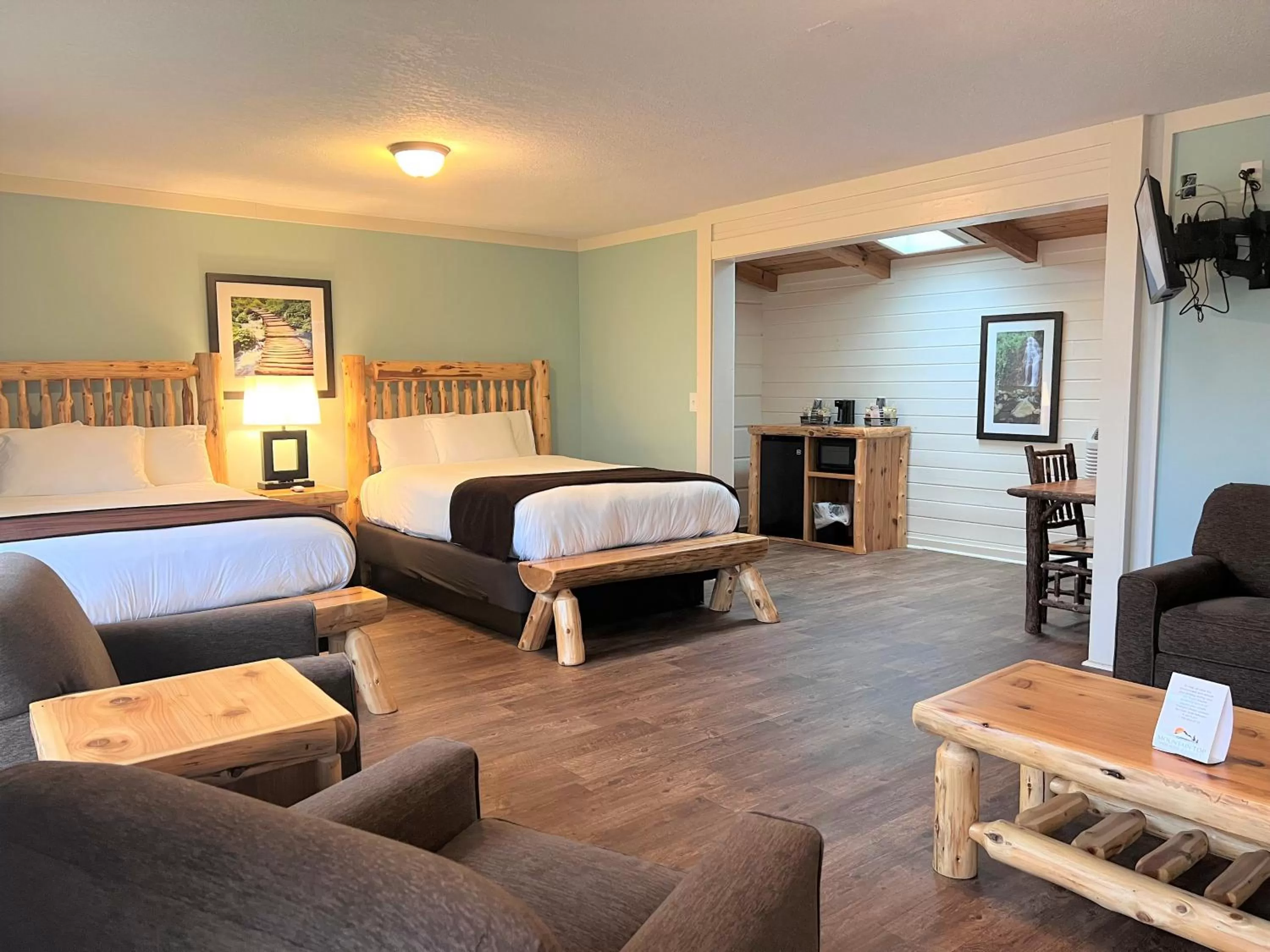 Photo of the whole room, Bed in Mountain Top Inn and Resort