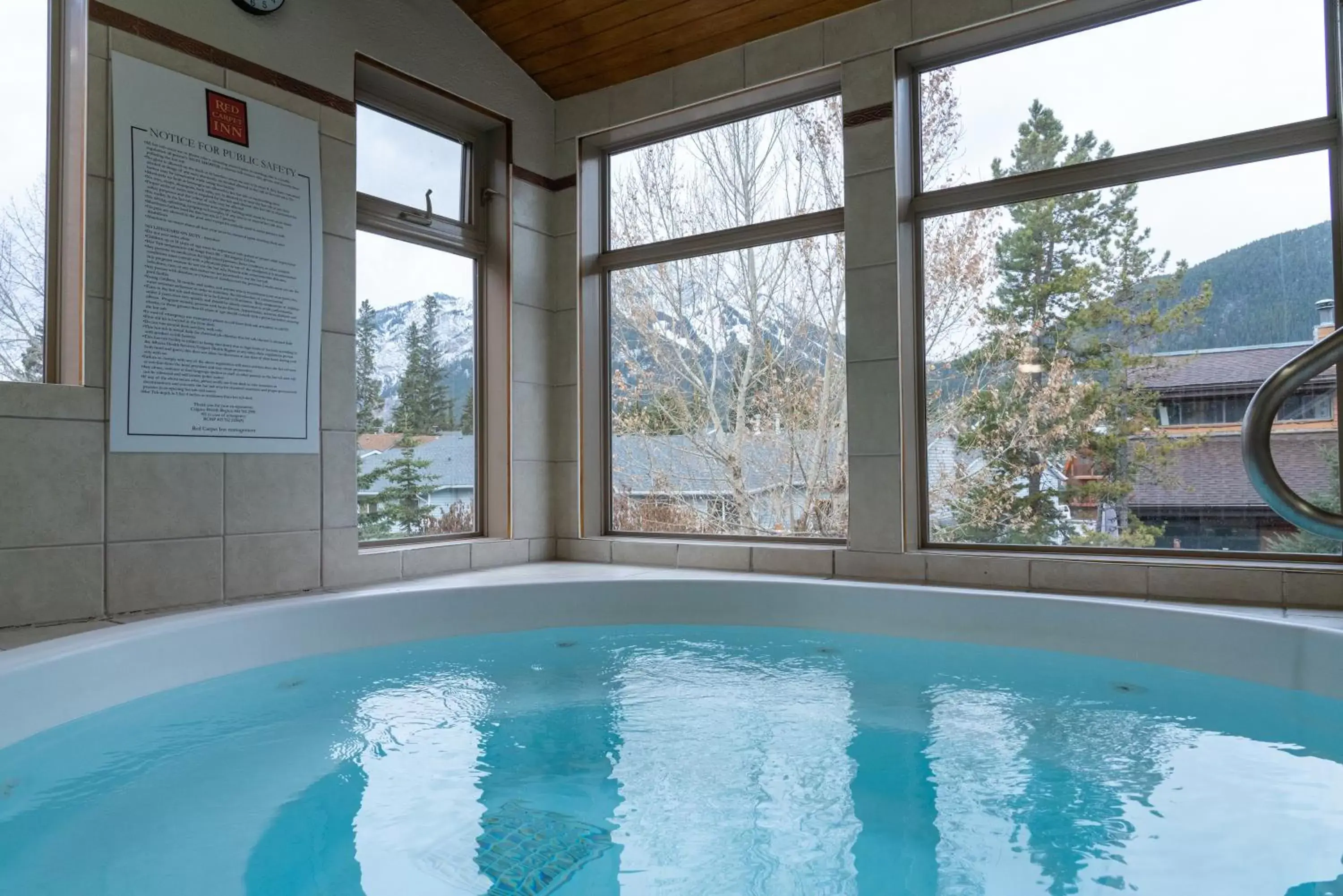 Hot Tub, Swimming Pool in Red Carpet Inn