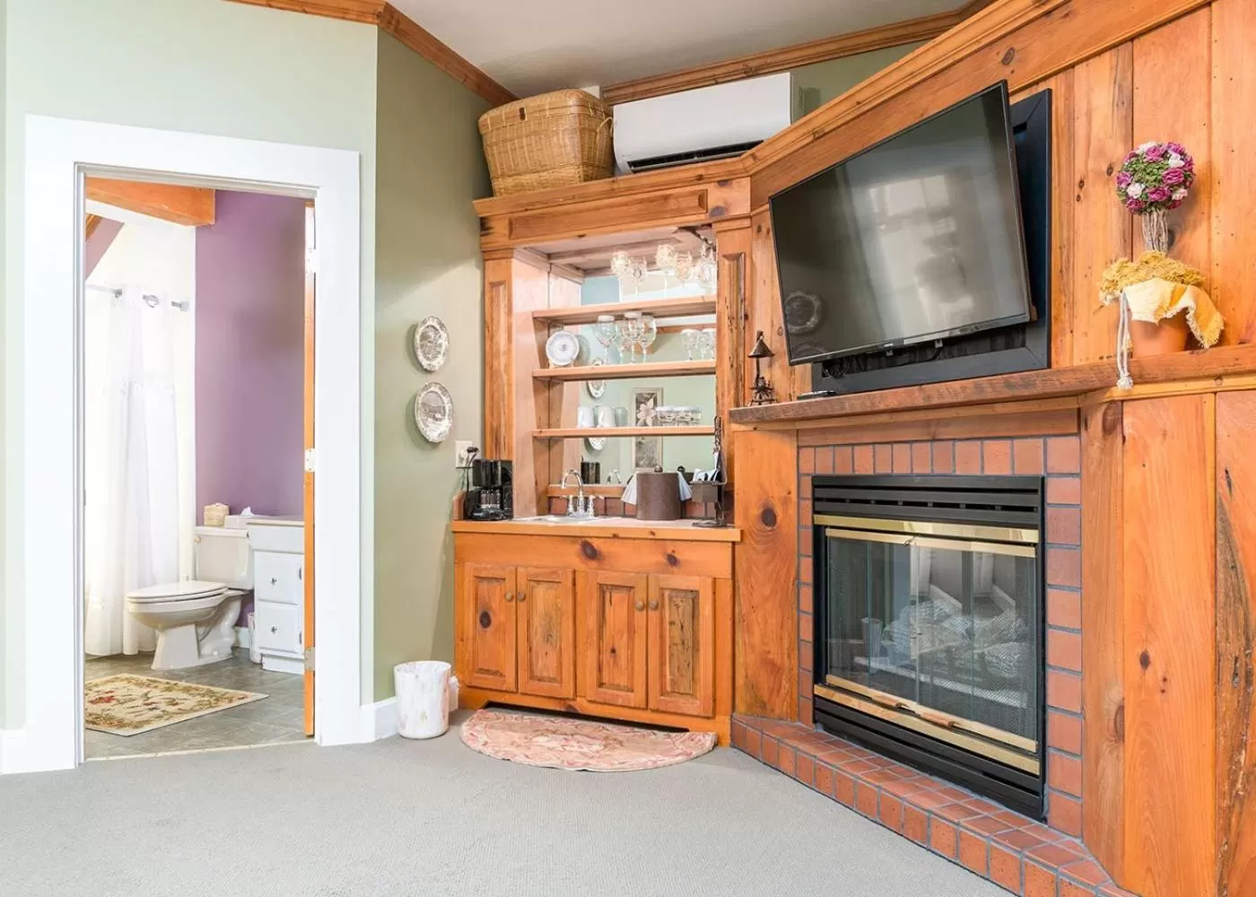 TV and multimedia in Highland Lake Inn & Resort - Flat Rock