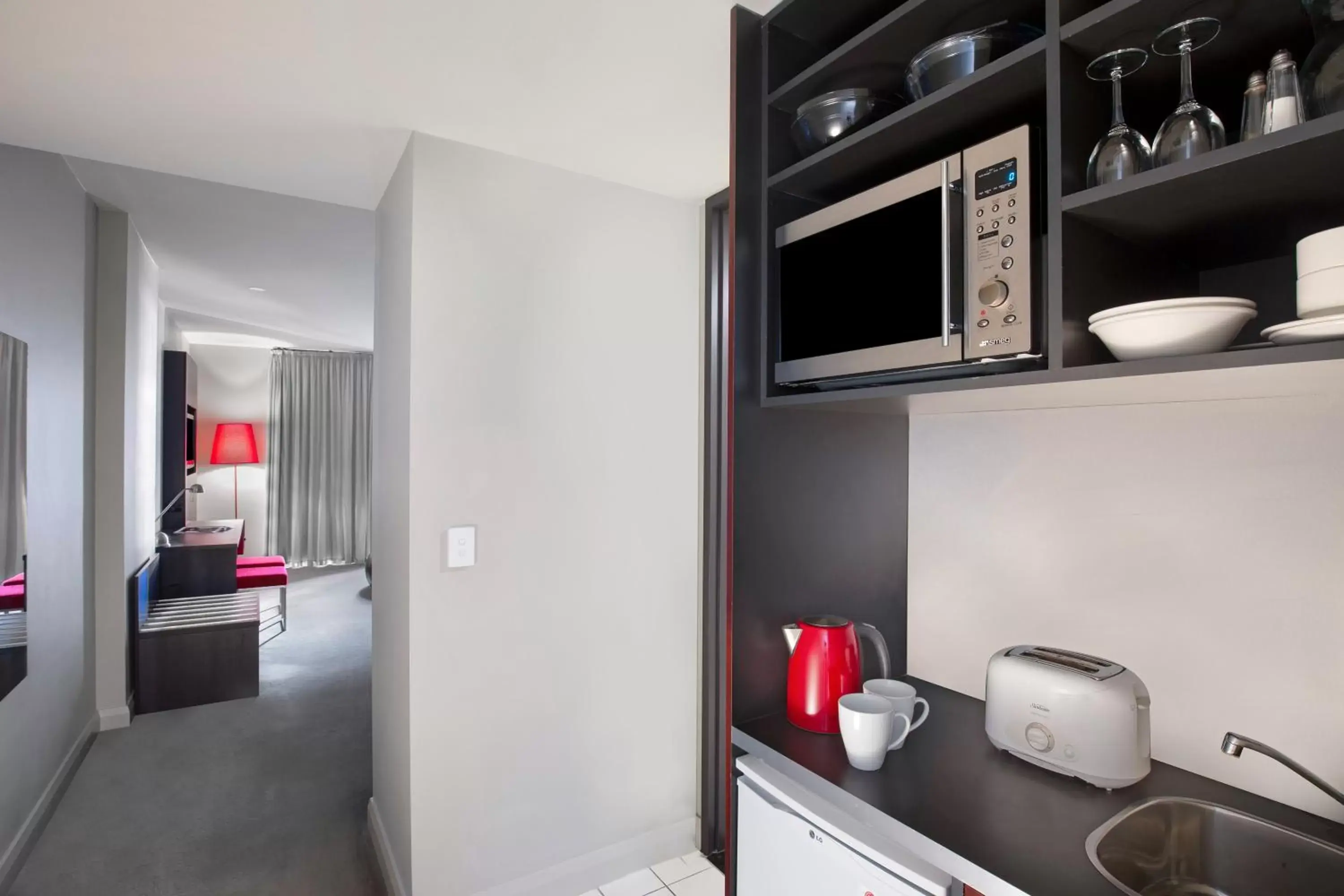 Kitchen or kitchenette, Bathroom in Mantra Hindmarsh Square