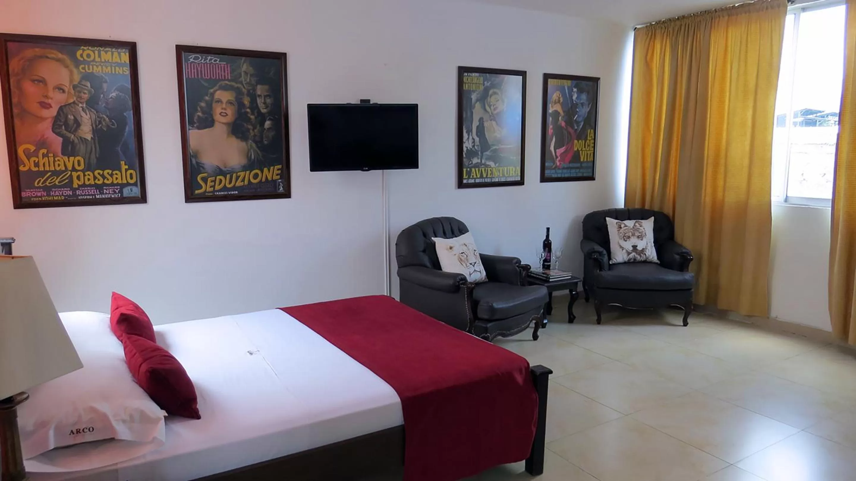 TV and multimedia, Bed in Arco Apartasuites