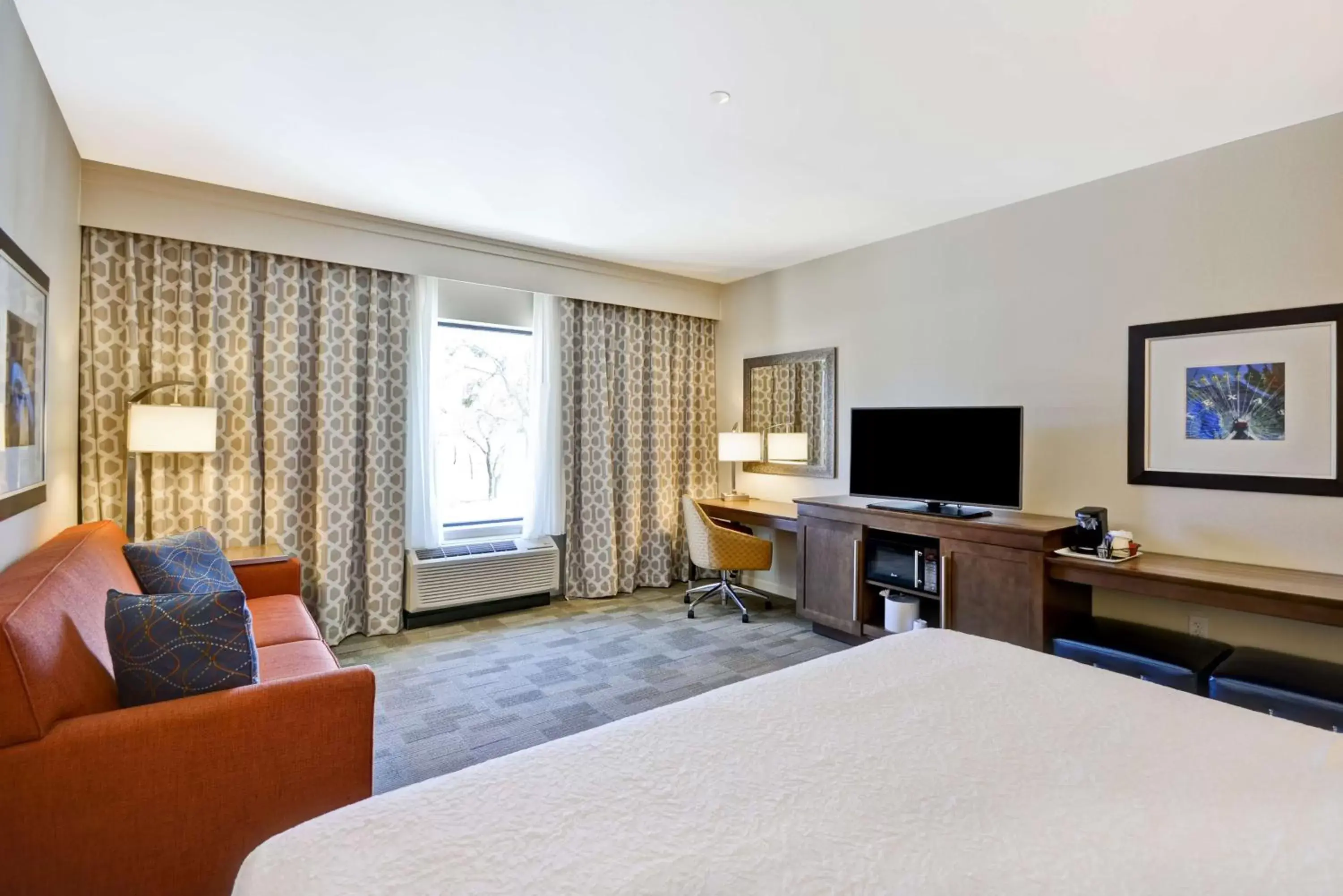 Bedroom, TV/Entertainment Center in Hampton Inn & Suites Dallas/Plano-East