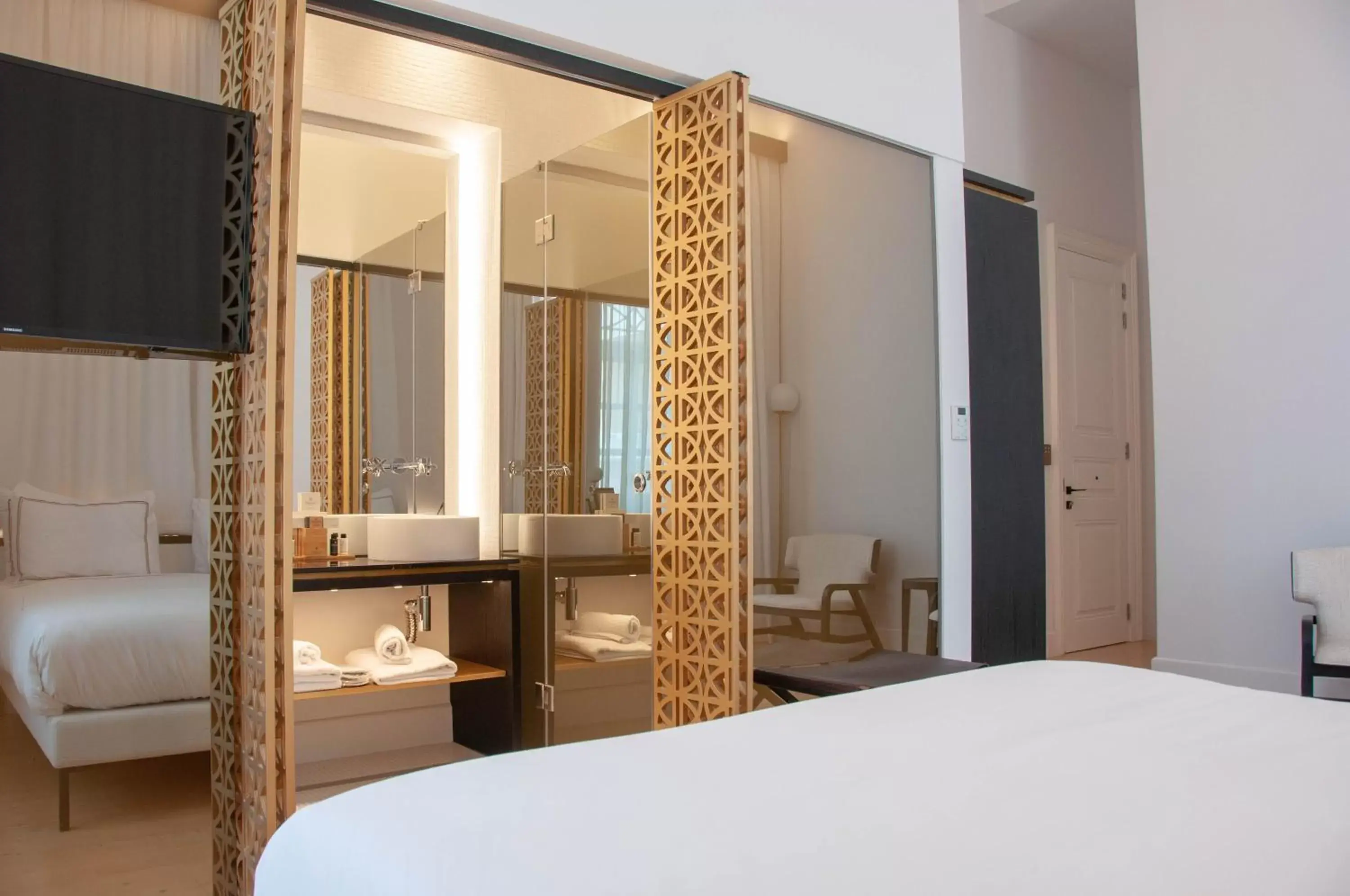 Bathroom, Bed in S Paul City Hotel