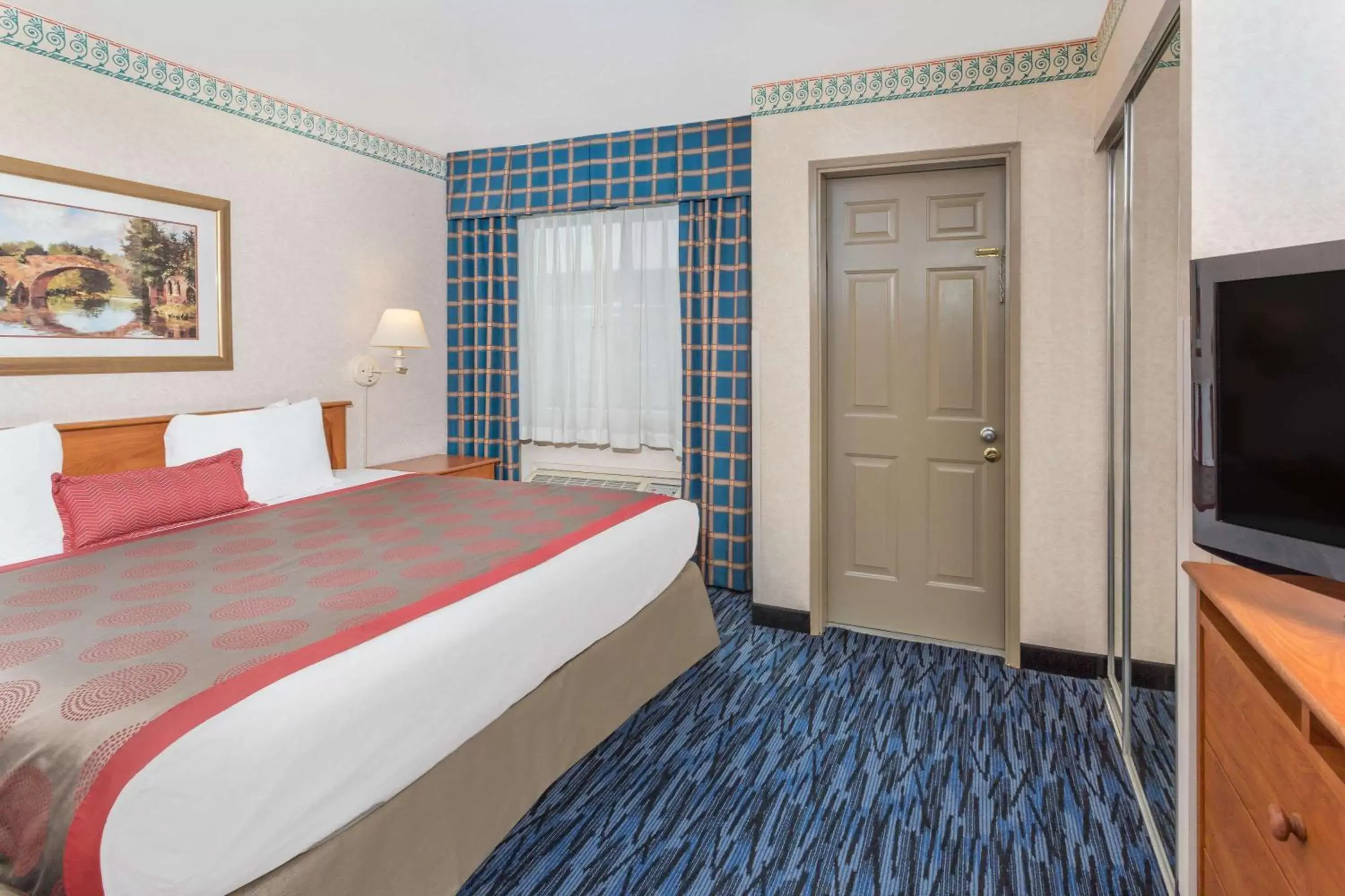 Photo of the whole room, Bed in Ramada by Wyndham Kent Seattle Area